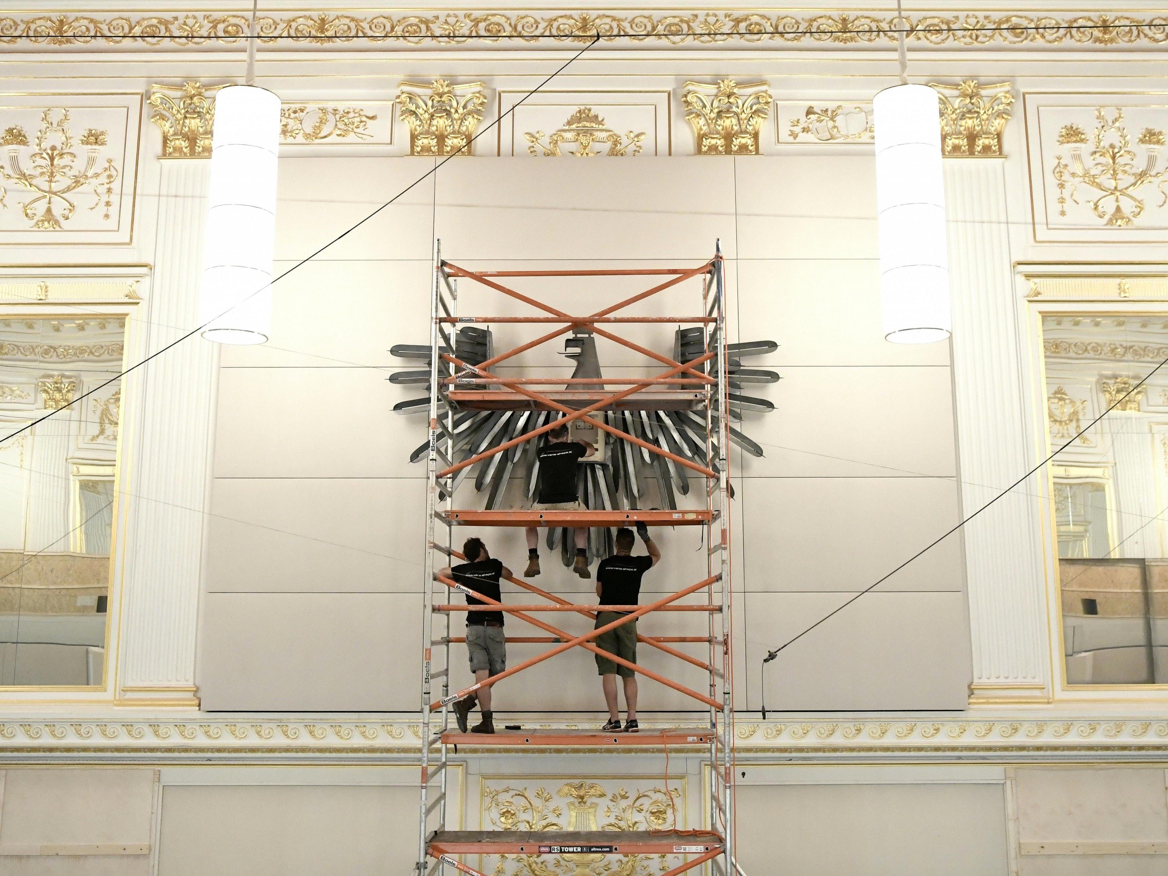 In der Hofburg wurde eine Wappenadler-Kopie montiert