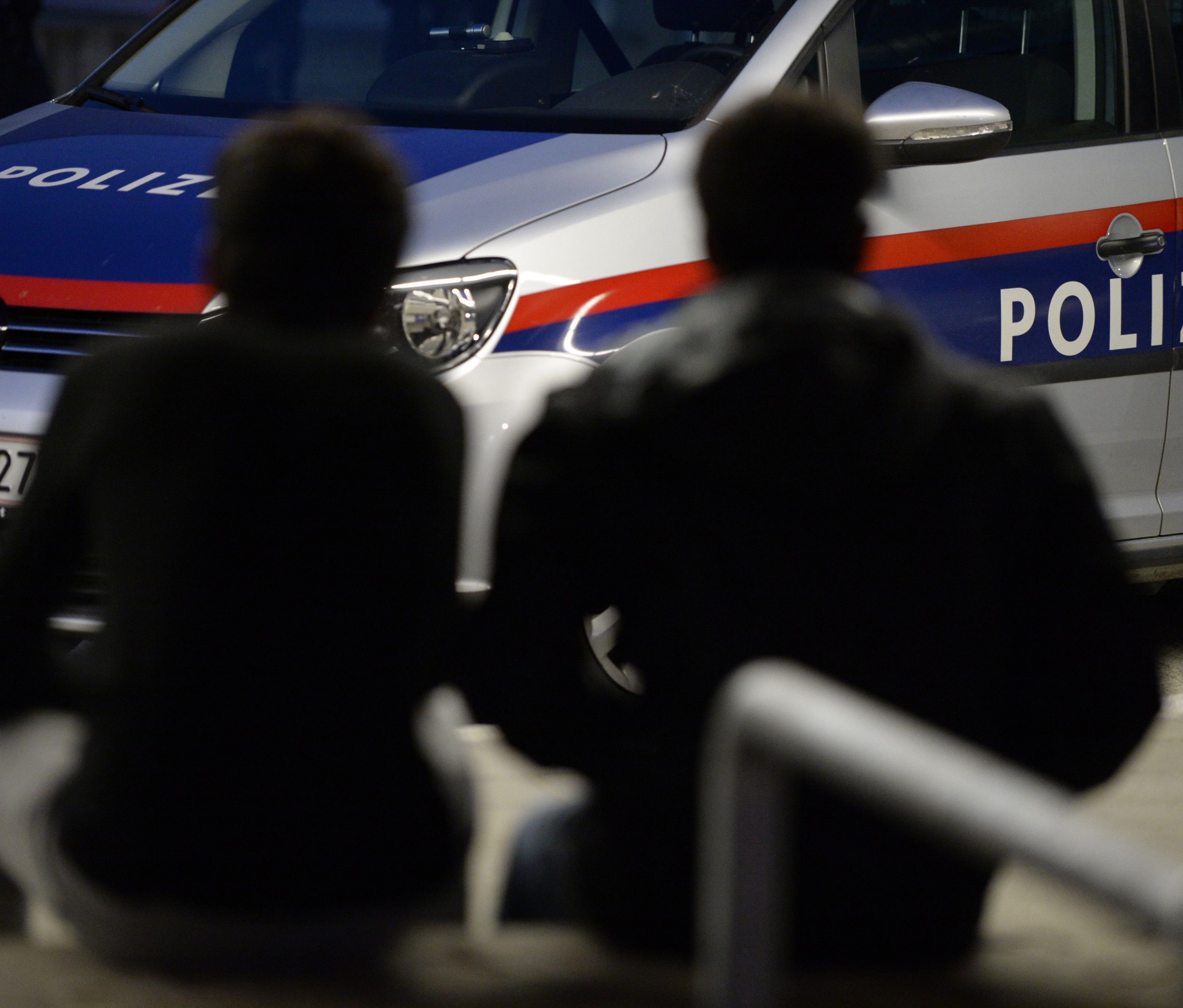 Ein Beamter der Polizeiinspektion am Karlsplatz steht unter Verdacht der unterlassenen Hilfeleistung Ein Beamter der Polizeiinspektion am Karlsplatz steht unter Verdacht der unterlassenen Hilfeleistung