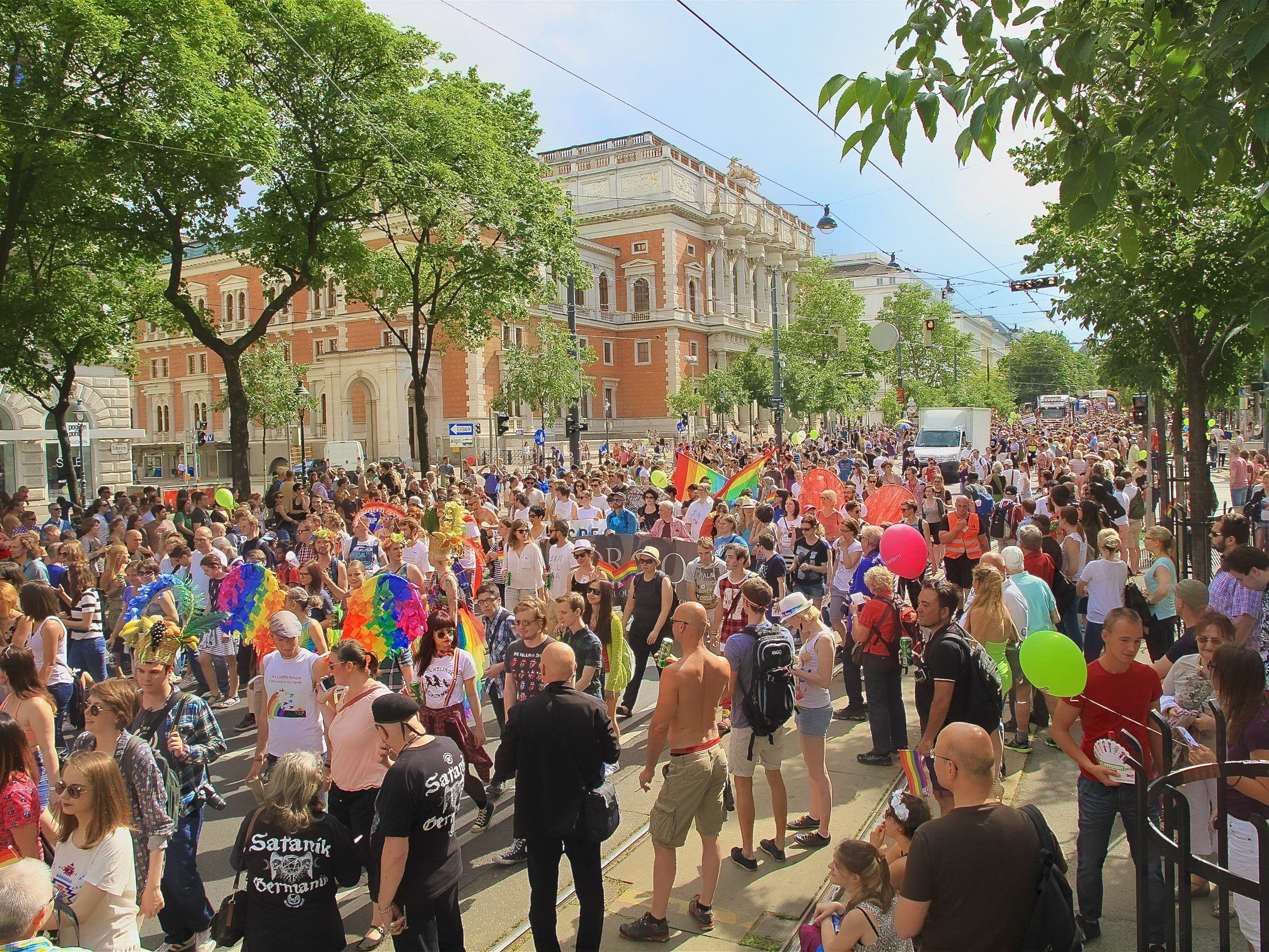 Die Regenbogenparade zieht auch heuer wieder als buntes Spektakel mit ernstem Hintergrund über den Ring Die Regenbogenparade zieht auch heuer wieder als buntes Spektakel mit ernstem Hintergrund über den Ring