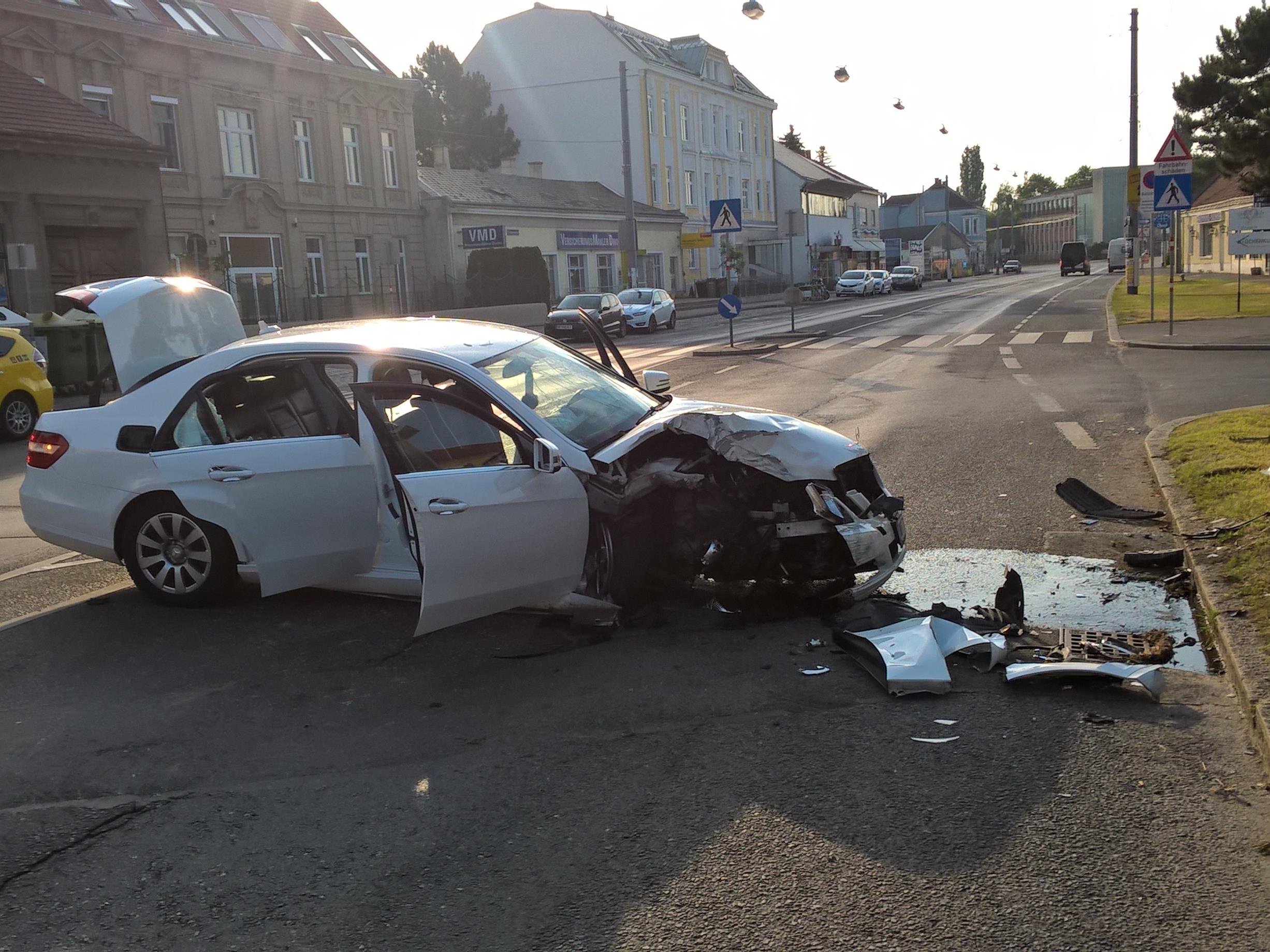 Bei dem Unfall in Wien-Donaustadt wurden zwei Personen verletzt.