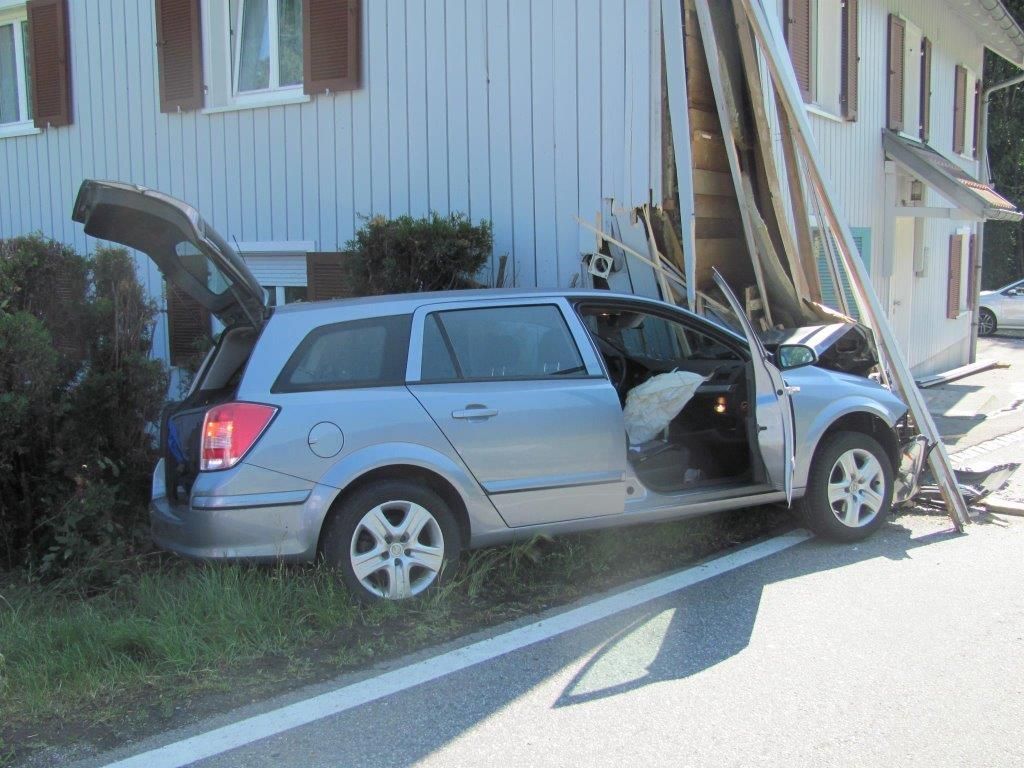 Der Pkw war in Richtung Achraintunnel unterwegs. Der Pkw war in Richtung Achraintunnel unterwegs.
