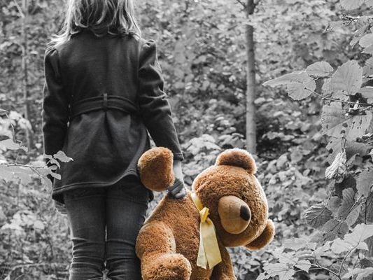 Ein 2-Jähriger stand in der nacht alleine auf der Straße. Ein 2-Jähriger stand in der nacht alleine auf der Straße.