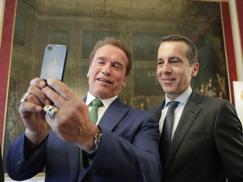 Arnold Schwarzenegger und Bundeskanzler Christian Kern - und das Selfie. Arnold Schwarzenegger und Bundeskanzler Christian Kern - und das Selfie.