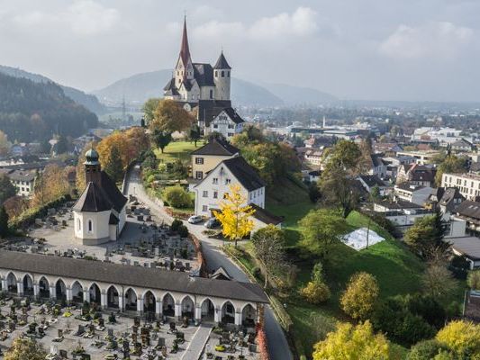 Unterhalb der Basilika in Rankweil geriet gestern Abend Buschwerk in Brand. Unterhalb der Basilika in Rankweil geriet gestern Abend Buschwerk in Brand.