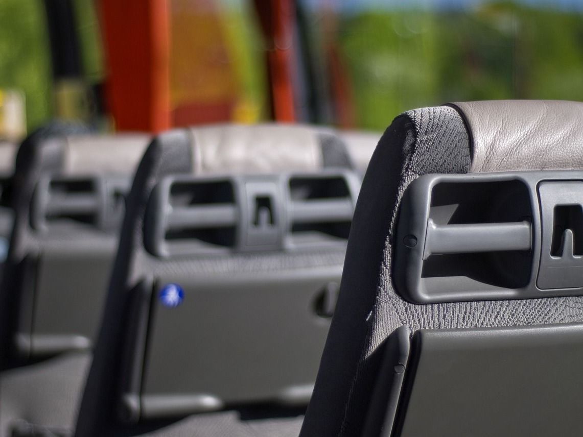 Eine 25-Jährige attackierte im Flughafen-Bus eine 31-jährige Frau mit einem Messer. Eine 25-Jährige attackierte im Flughafen-Bus eine 31-jährige Frau mit einem Messer.