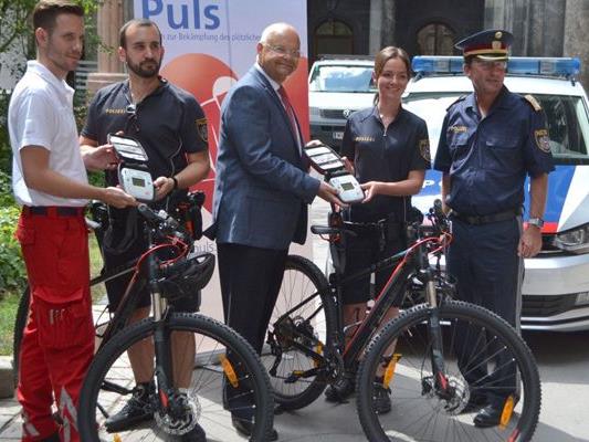 Der Wiener Fahrradpolizei wurden weitere Defis übergeben.
