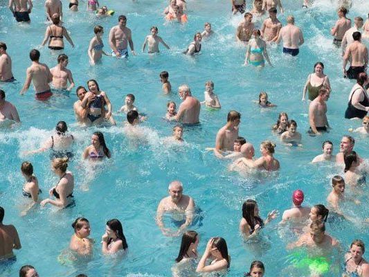 Der 10-Jährige trieb leblos in einem Schwimmbecken im Wiener Liesinger Bad. Der 10-Jährige trieb leblos in einem Schwimmbecken im Wiener Liesinger Bad.