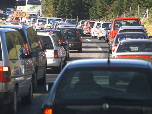 Über Fronleichnam muss mit Staus und Verzögerungen gerechnet werden. Über Fronleichnam muss mit Staus und Verzögerungen gerechnet werden.