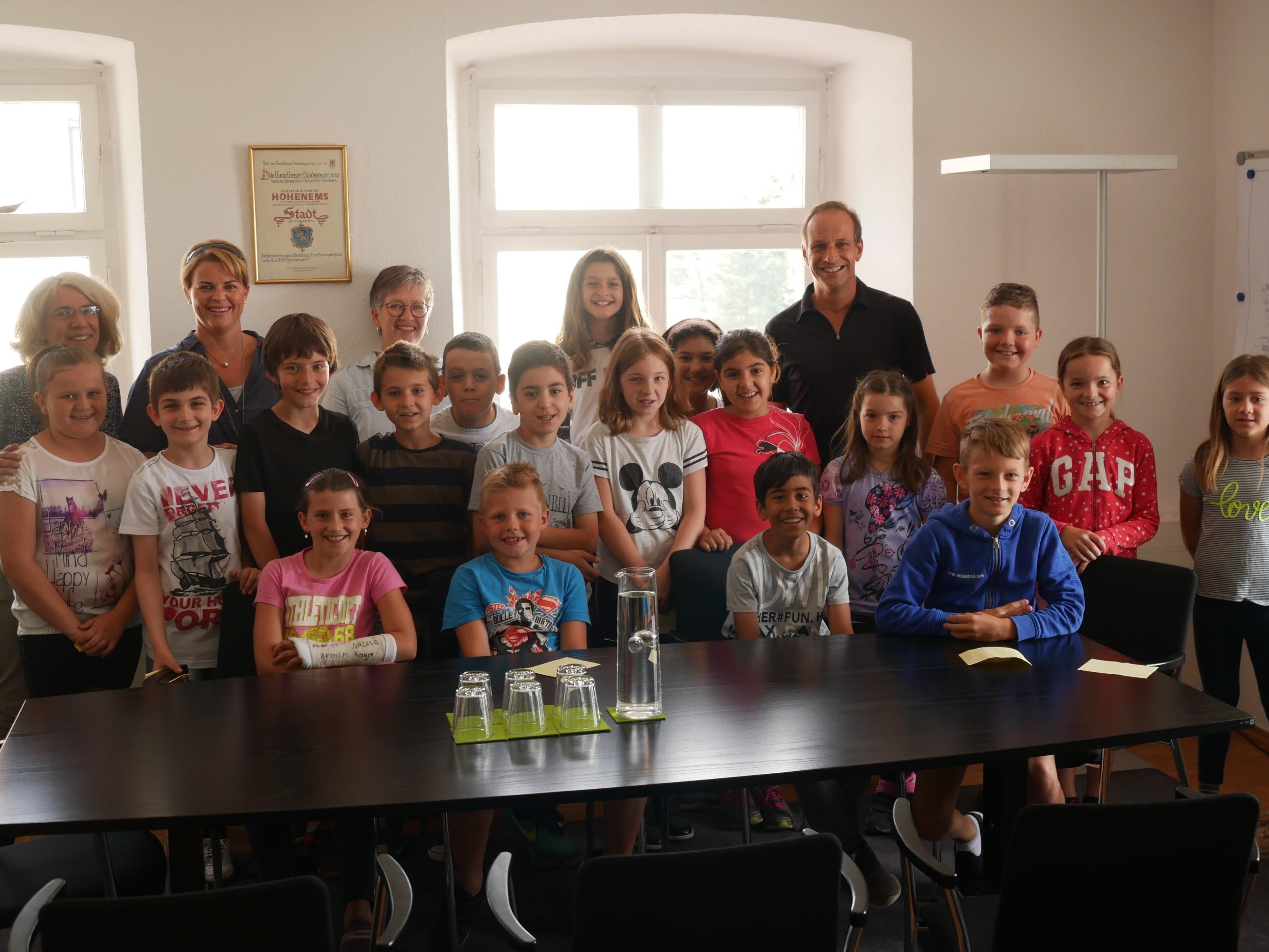 Die 3a-Klasse der Volksschule Herrenried zu Besuch im Bürgermeisterbüro.