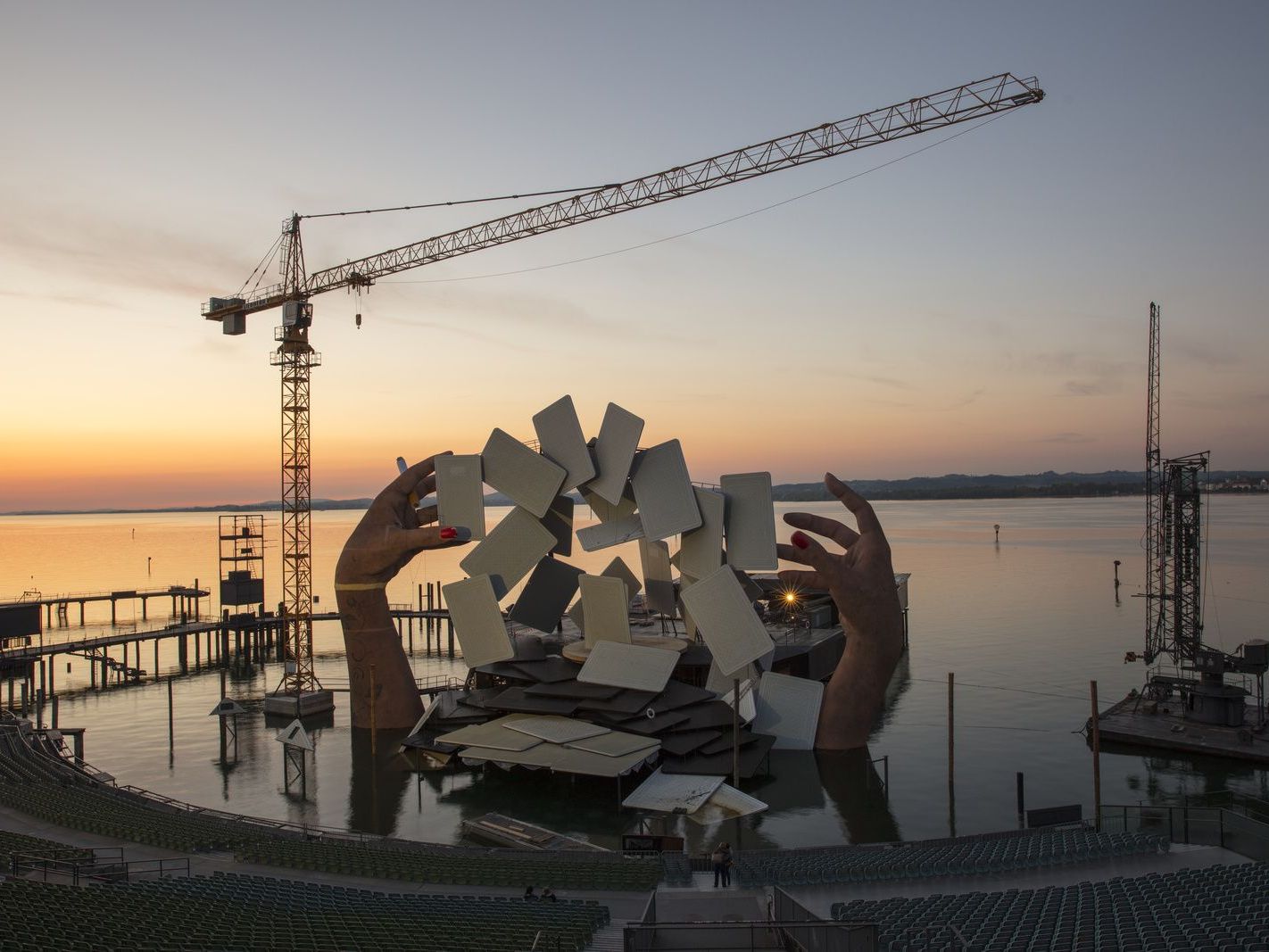 Liebherr-Turmdrehkrane bauen das Bühnenbild für die Oper "Carmen" in Bregenz.