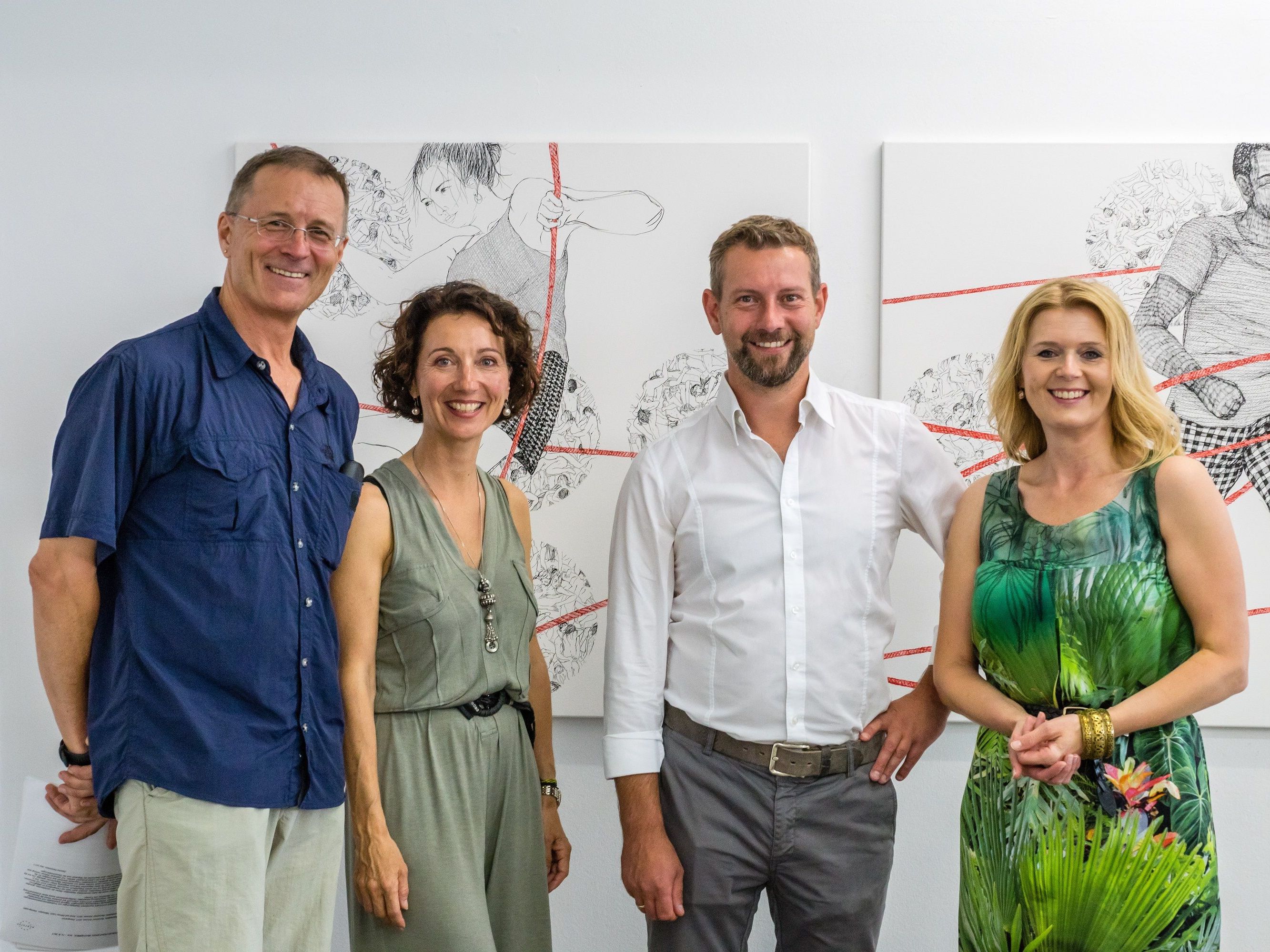 Gastgeber von einem gelungenen Abend: Roland Haas (Kurator), Dagmar Lang (Obfrau Kunstforum Montafon), Boris Frast (Geschäftsführer Allianz Agentur Frast), Tamara Katja Frast (Kommunikationsexpertin) Gastgeber von einem gelungenen Abend: Roland Haas (Kurator), Dagmar Lang (Obfrau Kunstforum Montafon), Boris Frast (Geschäftsführer Allianz Agentur Frast), Tamara Katja Frast (Kommunikationsexpertin)
