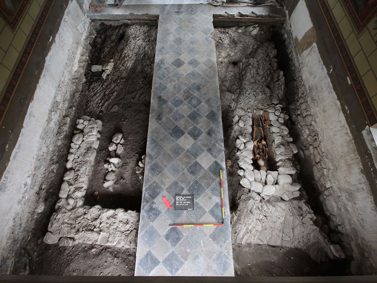 Das Grabungsfeld in der St. Michael-Kirche auf dem Liebfrauenberg in Rankweil Das Grabungsfeld in der St. Michael-Kirche auf dem Liebfrauenberg in Rankweil
