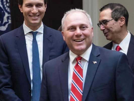 Der republikanische Abgeordnete Steve Scalise ist bei einer Schiesserei in Virginia verletzt worden. Der republikanische Abgeordnete Steve Scalise ist bei einer Schiesserei in Virginia verletzt worden.