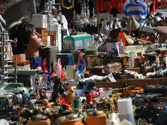Der Flohmarkt in der Schallergasse findet indoor statt. Der Flohmarkt in der Schallergasse findet indoor statt.