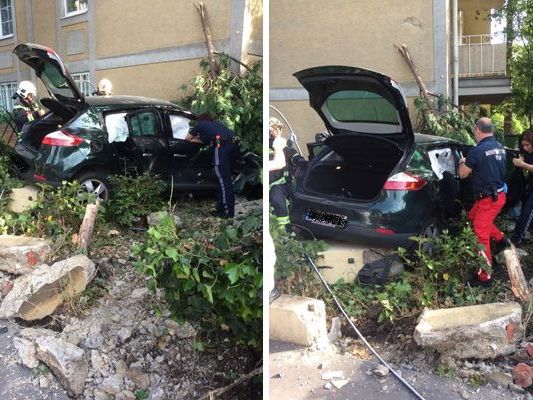 Bei dem Unfall entstand erheblicher Sachschaden, verletzt wurde, abgesehen vom Fahrzeuglenker, niemand. Bei dem Unfall entstand erheblicher Sachschaden, verletzt wurde, abgesehen vom Fahrzeuglenker, niemand.