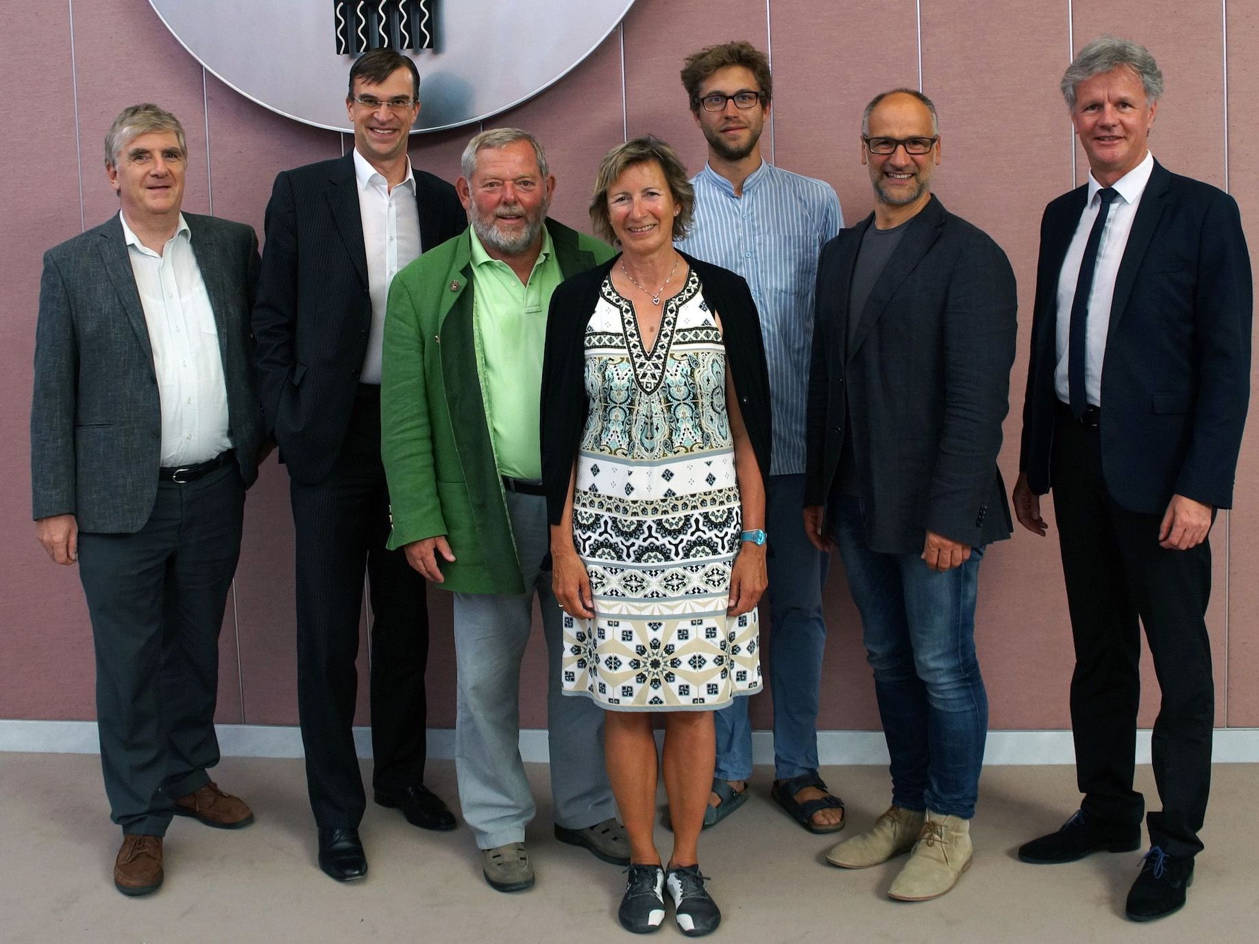 v.l. Winfried Leiprecht, Sebastian Wolf (beide Oberschwabenklinik gGmbH), Kreistagsabgeordneter Karl Immler, LTVP Gabriele Nußbaumer, Camillo Stubenberg (Kairos), Martin Hebensteit (Connexia), Gerhard Fleisch (KHBG).
v.l. Winfried Leiprecht, Sebastian Wolf (beide Oberschwabenklinik gGmbH), Kreistagsabgeordneter Karl Immler, LTVP Gabriele Nußbaumer, Camillo Stubenberg (Kairos), Martin Hebensteit (Connexia), Gerhard Fleisch (KHBG).