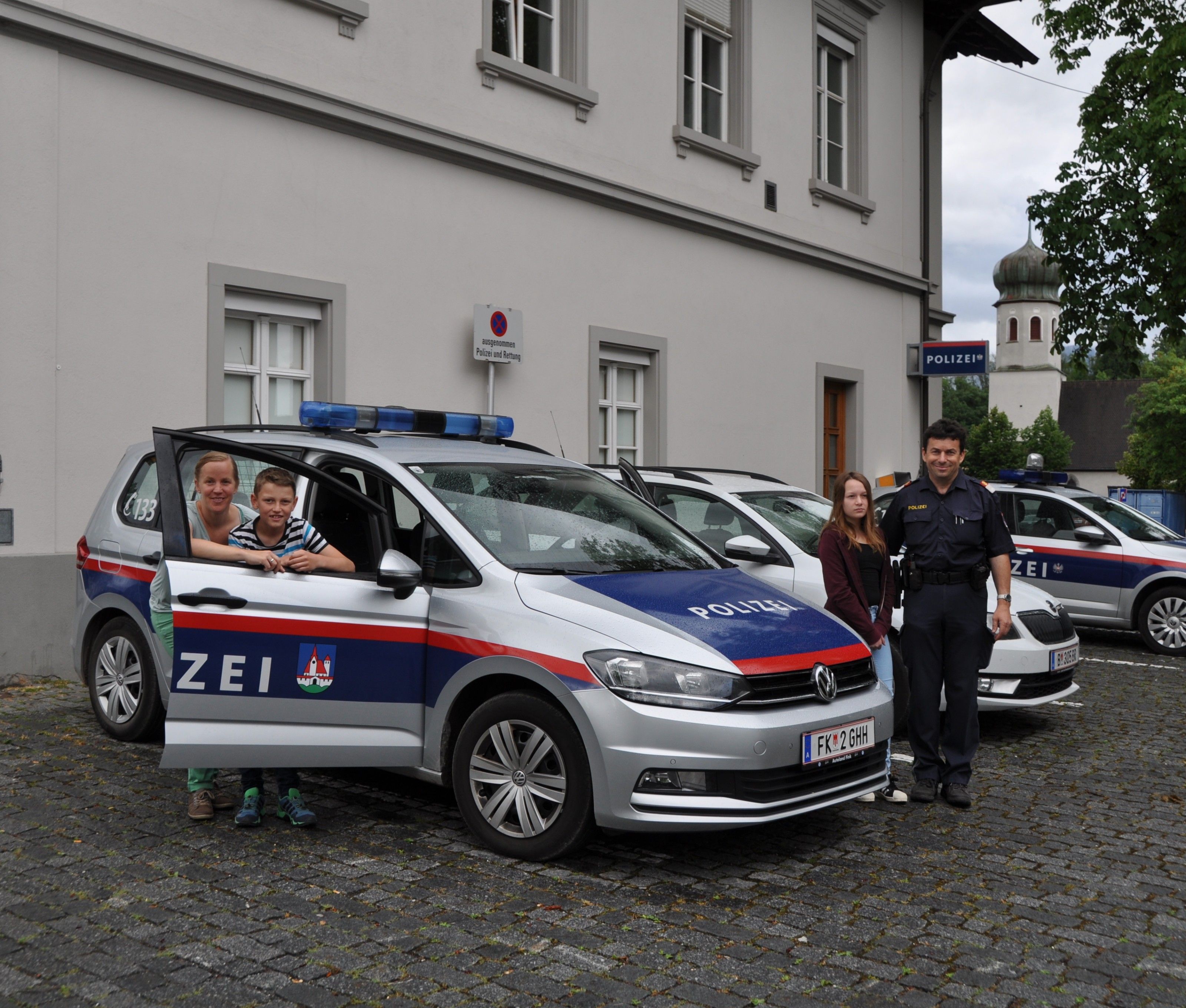 Niclas und Alicia gingen mit der Gemeindepolizei auf „Streife“ Niclas und Alicia gingen mit der Gemeindepolizei auf „Streife“