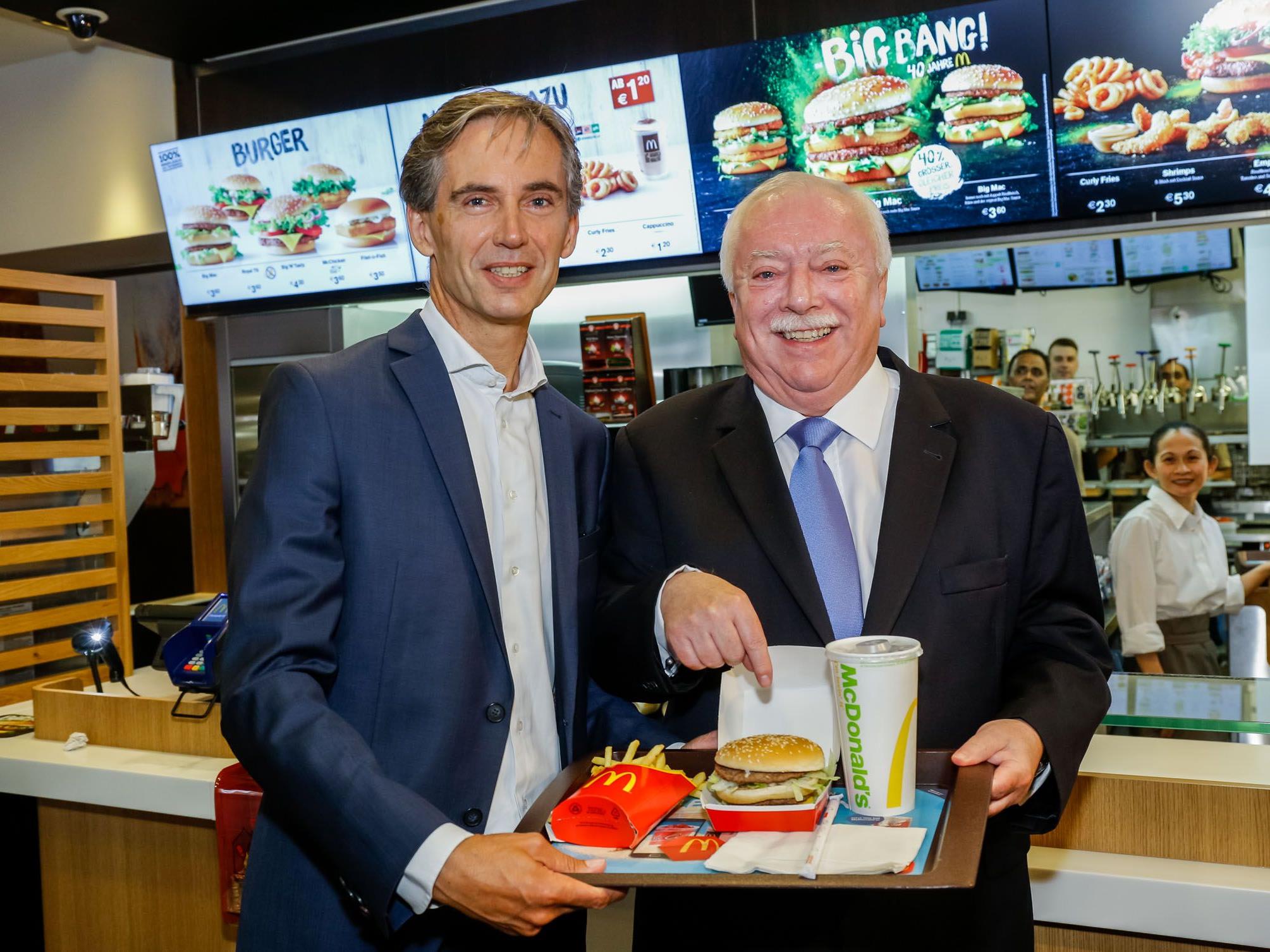 Den Biss in den Big Mac verkniff sich Bürgermeister Michael Häupl.