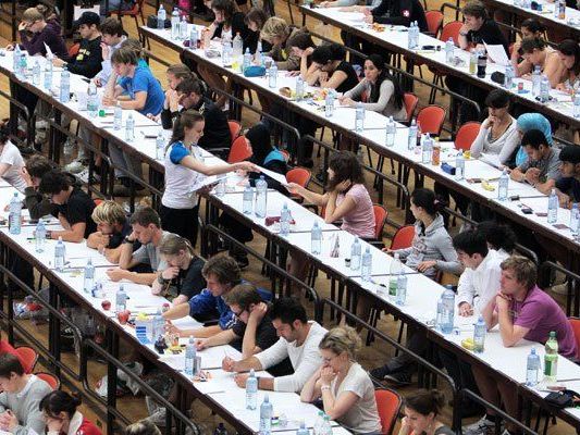 Elf Bewerber kämpfen in Wien um einen Studienplatz. Elf Bewerber kämpfen in Wien um einen Studienplatz.