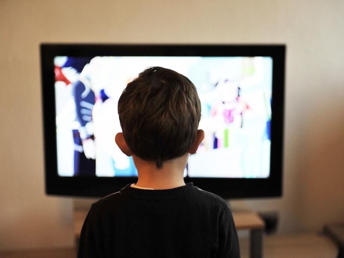 Kinder und Fernsehkonsum.