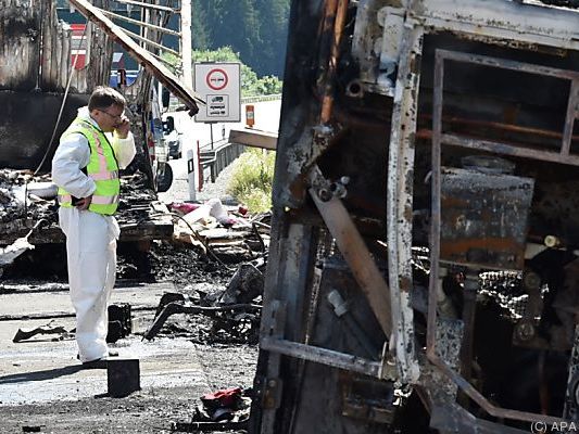 Das Wrack wird  kriminaltechnisch untersucht Das Wrack wird  kriminaltechnisch untersucht