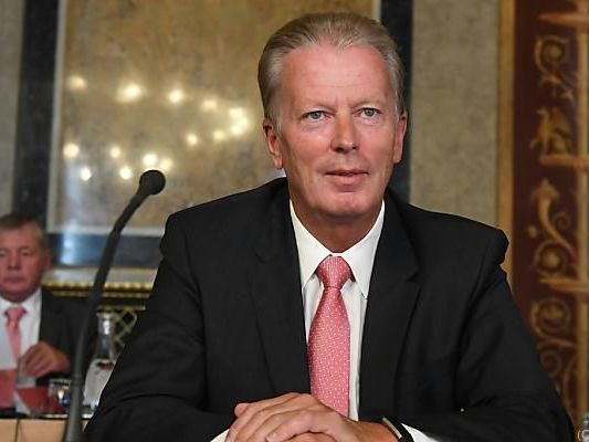 Reinhold Mitterlehner muss Rede und Antwort stehen Reinhold Mitterlehner muss Rede und Antwort stehen