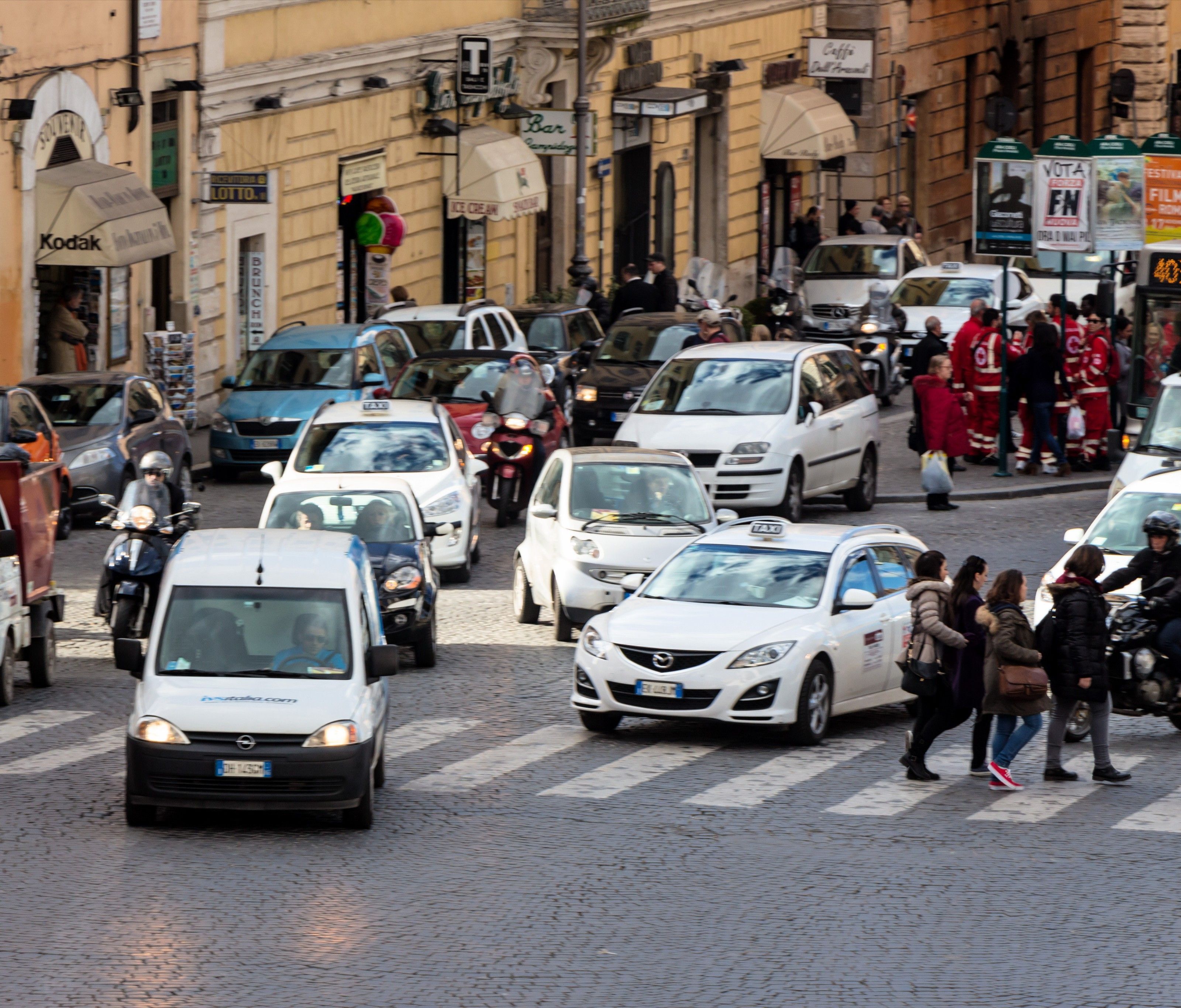 Wer mit dem Auto nach Italien fährt, sollte einiges beachten Wer mit dem Auto nach Italien fährt, sollte einiges beachten