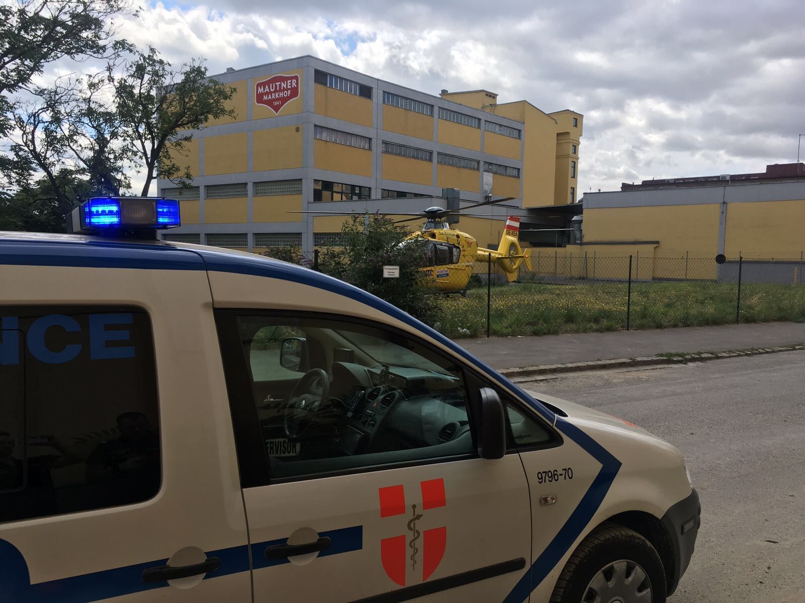 Der 21-Jährige wurde notfallmedizinisch versorgt und ins Spital geflogen. Der 21-Jährige wurde notfallmedizinisch versorgt und ins Spital geflogen.