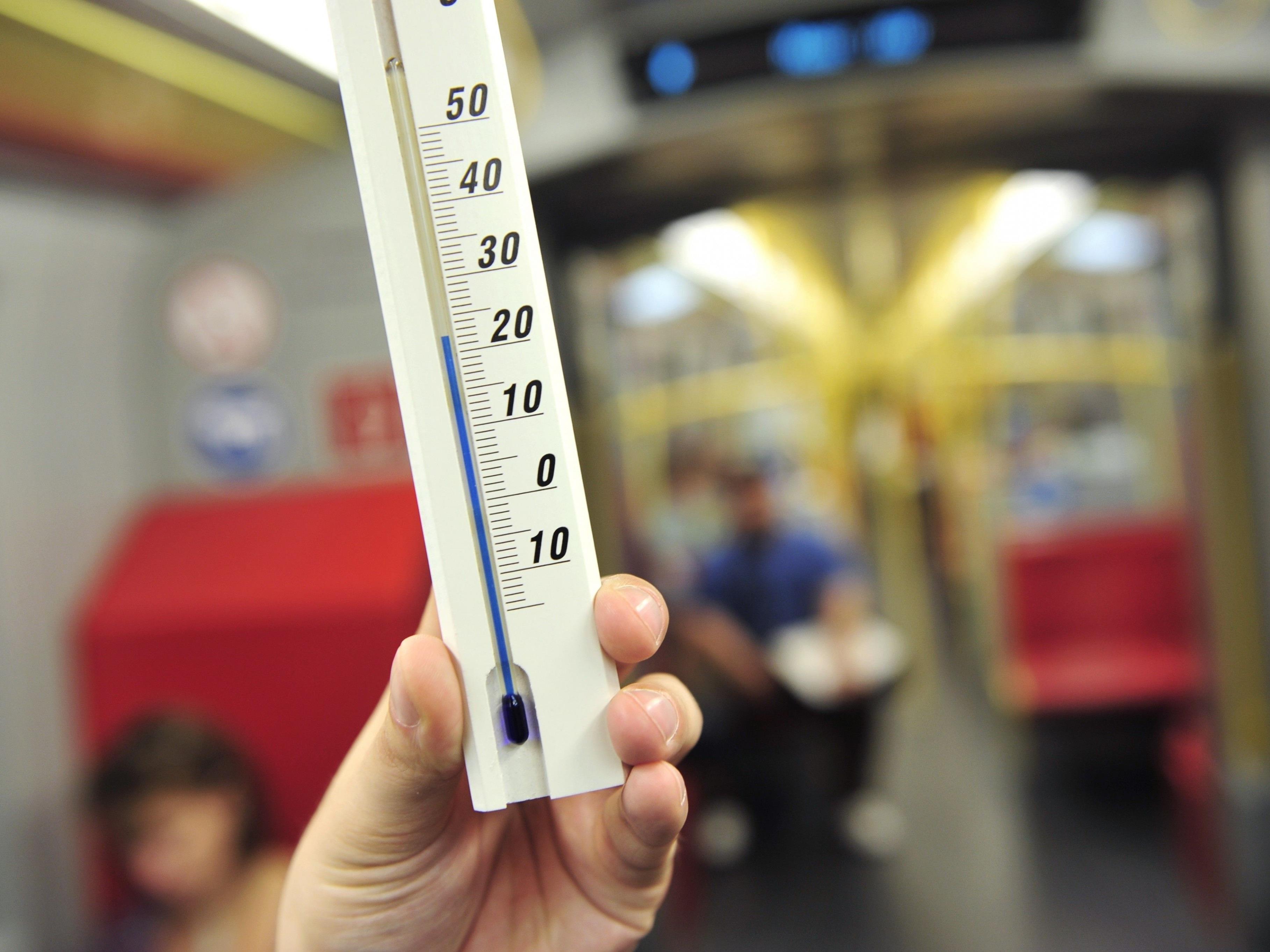 Eine Goldene Regel: Hat die U-Bahn nur gelbe Haltestangen, ist sie vollständig klimatisiert