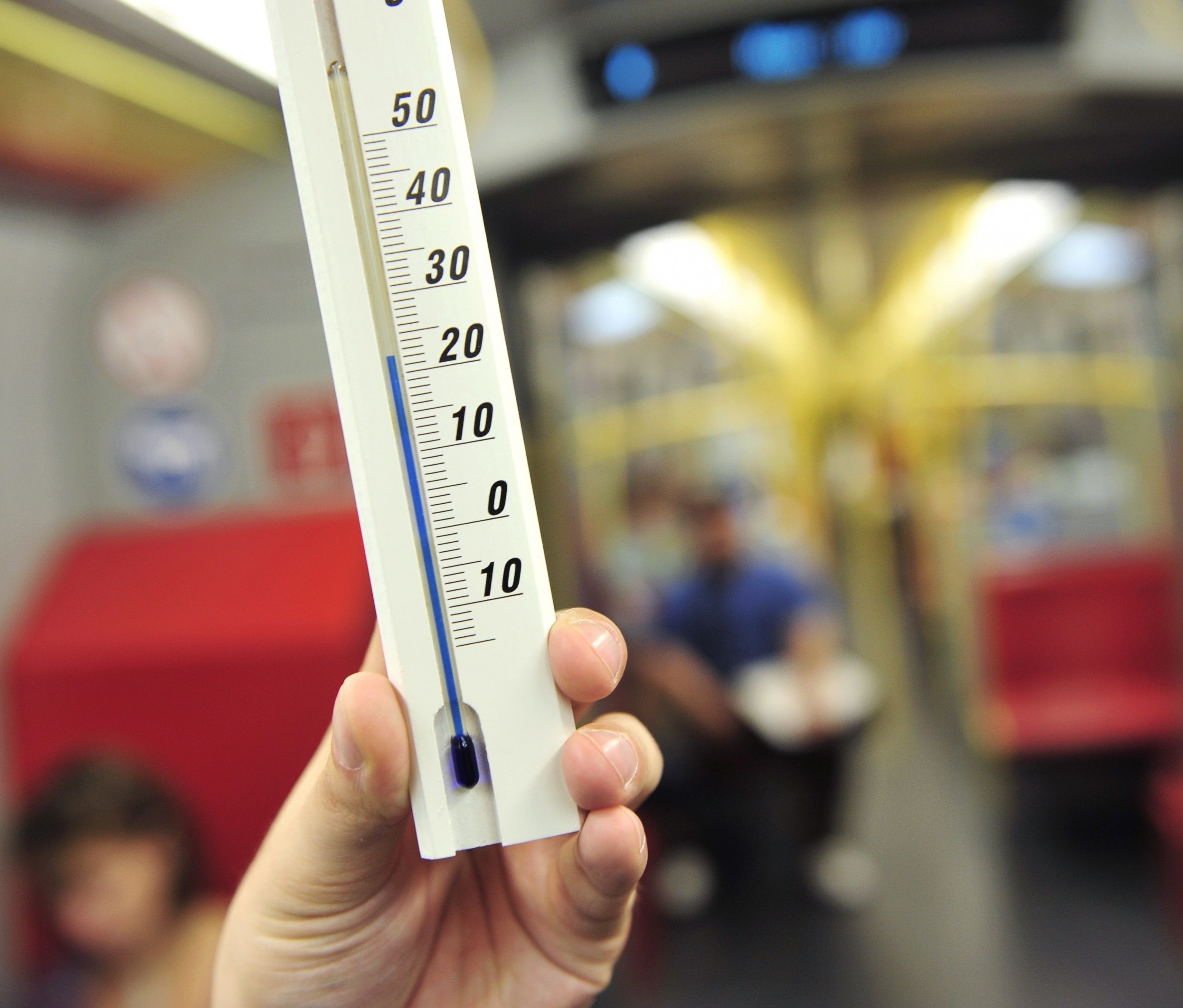 Eine Goldene Regel: Hat die U-Bahn nur gelbe Haltestangen, ist sie vollständig klimatisiert Eine Goldene Regel: Hat die U-Bahn nur gelbe Haltestangen, ist sie vollständig klimatisiert