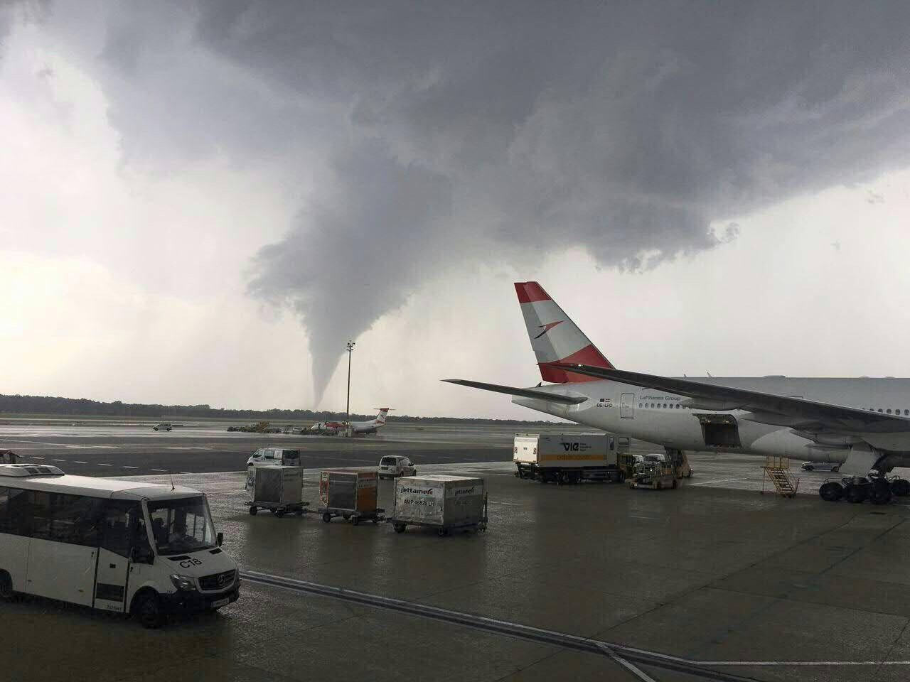 Über dem Flughafen Wien Schwechat war ein Tornado zu sehen