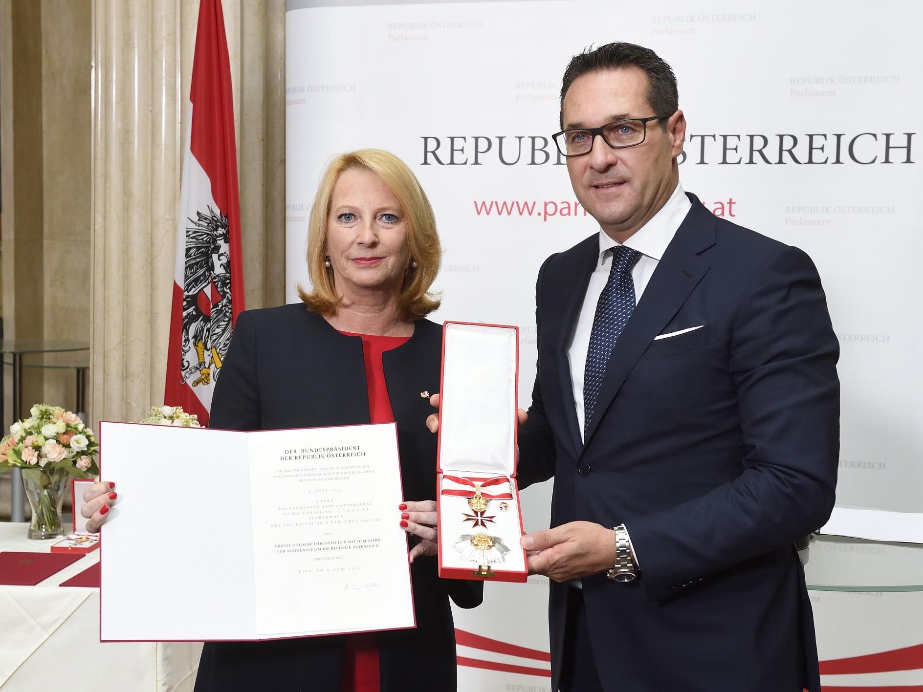 Nationalratspräsidentin Doris Bures (SPÖ) und FPÖ-Chef Heinz-Christian Strache bei der Verleihung