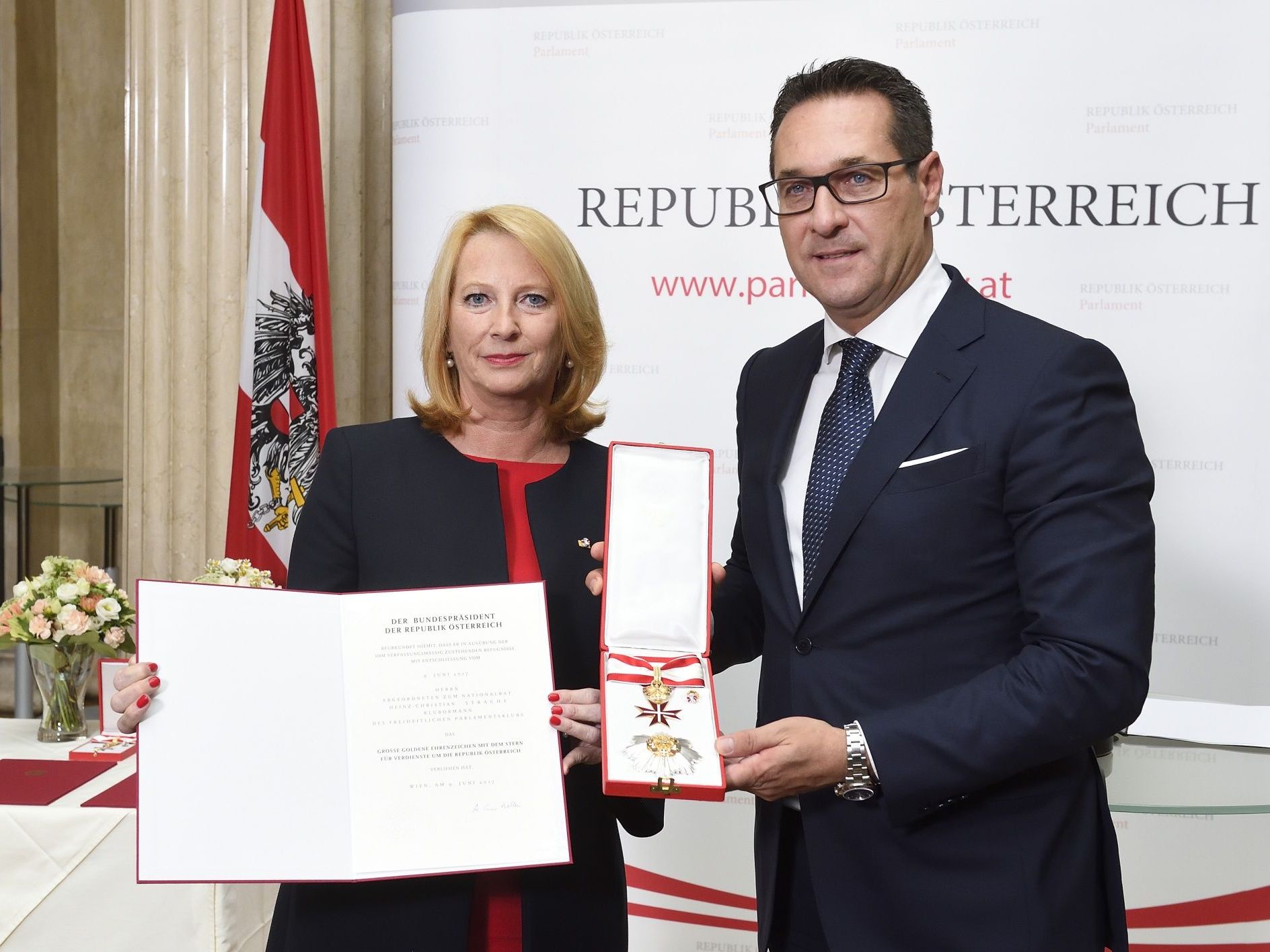Nationalratspräsidentin Doris Bures (SPÖ) und FPÖ-Chef Heinz-Christian Strache bei der Verleihung Nationalratspräsidentin Doris Bures (SPÖ) und FPÖ-Chef Heinz-Christian Strache bei der Verleihung
