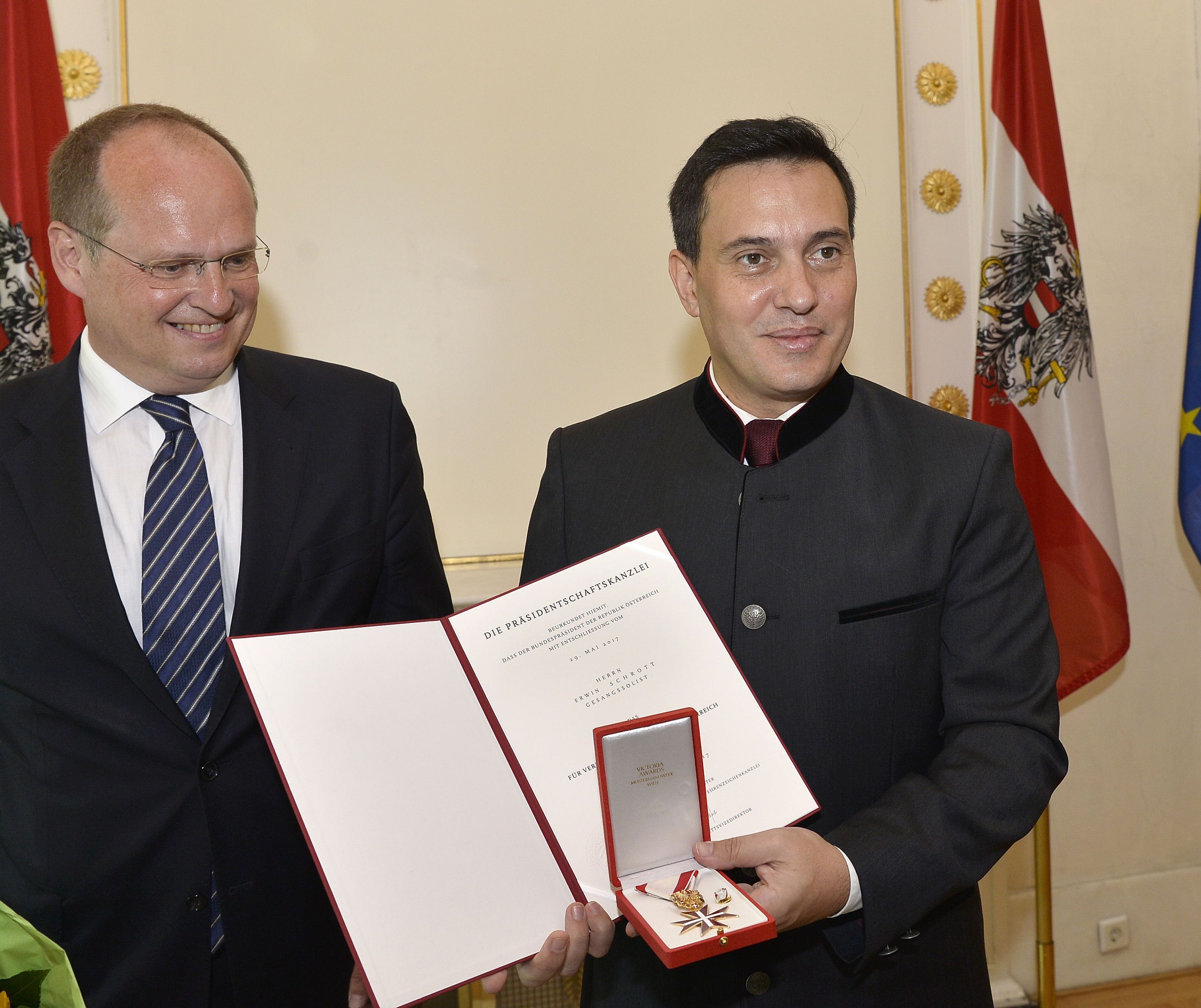 Opernsänger Erwin Schrott und Christian Kircher (l.) bei der Verleihung im Bundeskanzleramt in Wien Opernsänger Erwin Schrott und Christian Kircher (l.) bei der Verleihung im Bundeskanzleramt in Wien