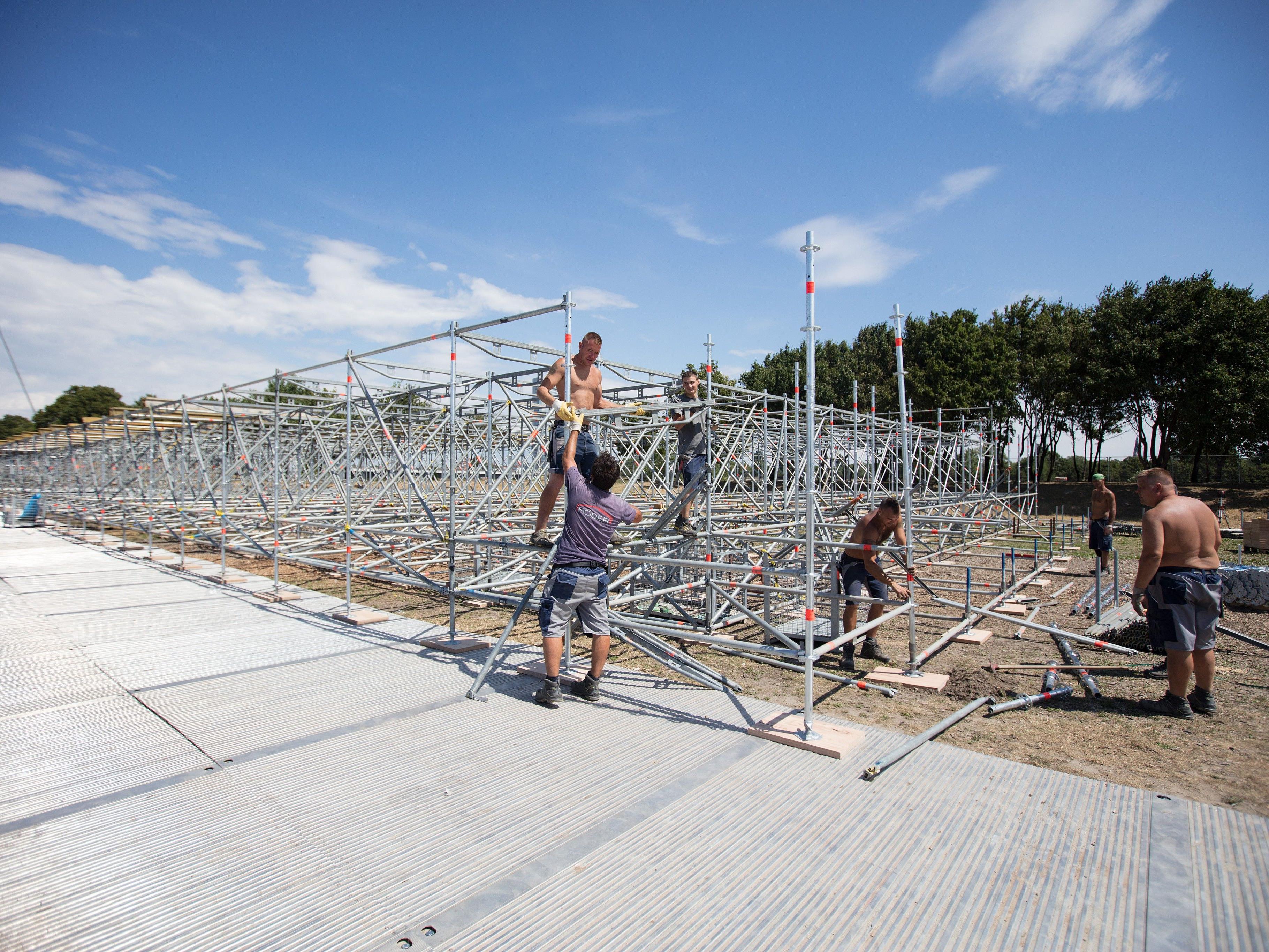 Der Aufbau des WM-Stadions auf der Wiener Donauinsel ist seit Dienstag im Gange.