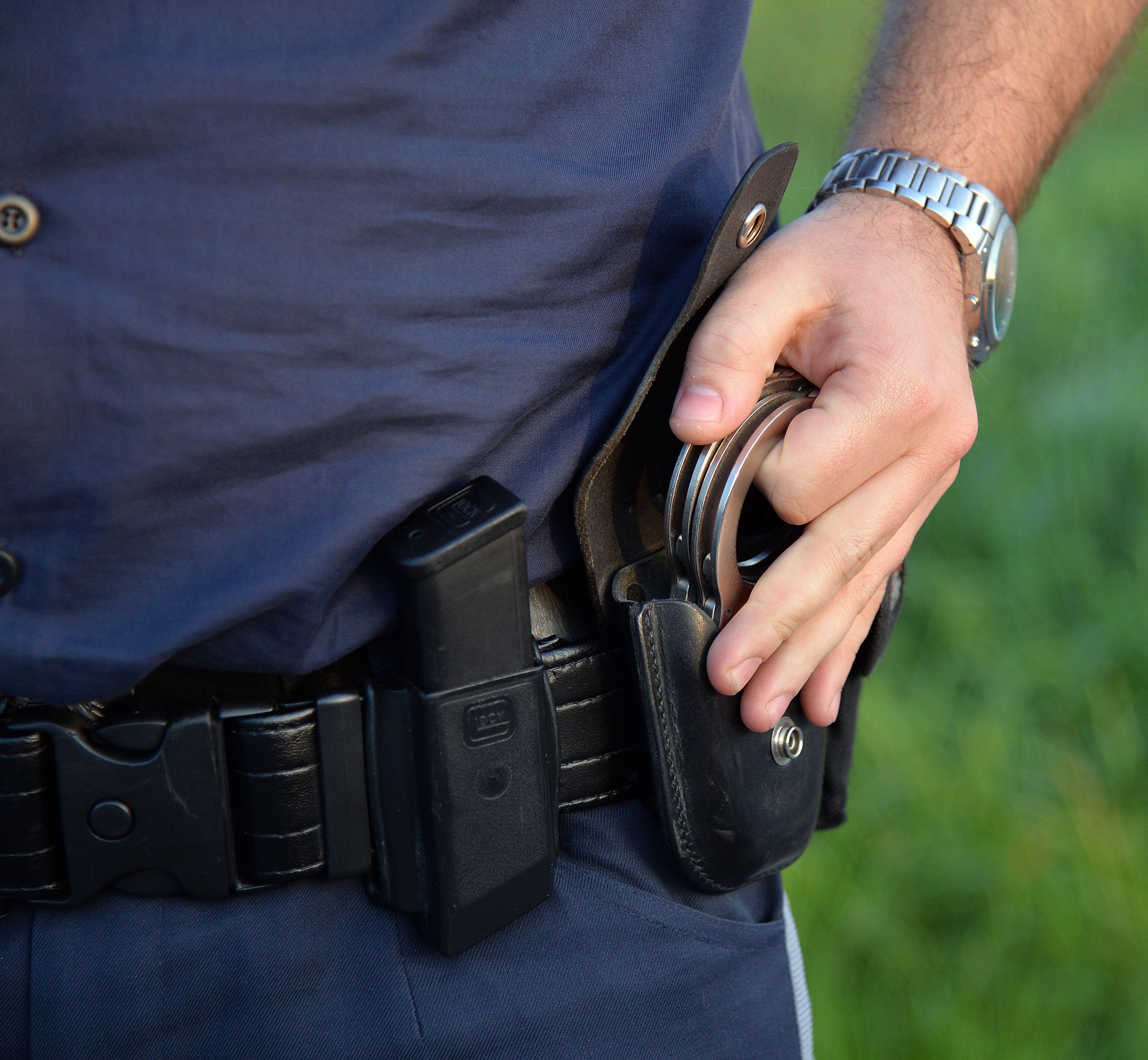 Die mutmaßlichen Einbrecher wurden von der Polizei erwischt. Die mutmaßlichen Einbrecher wurden von der Polizei erwischt.