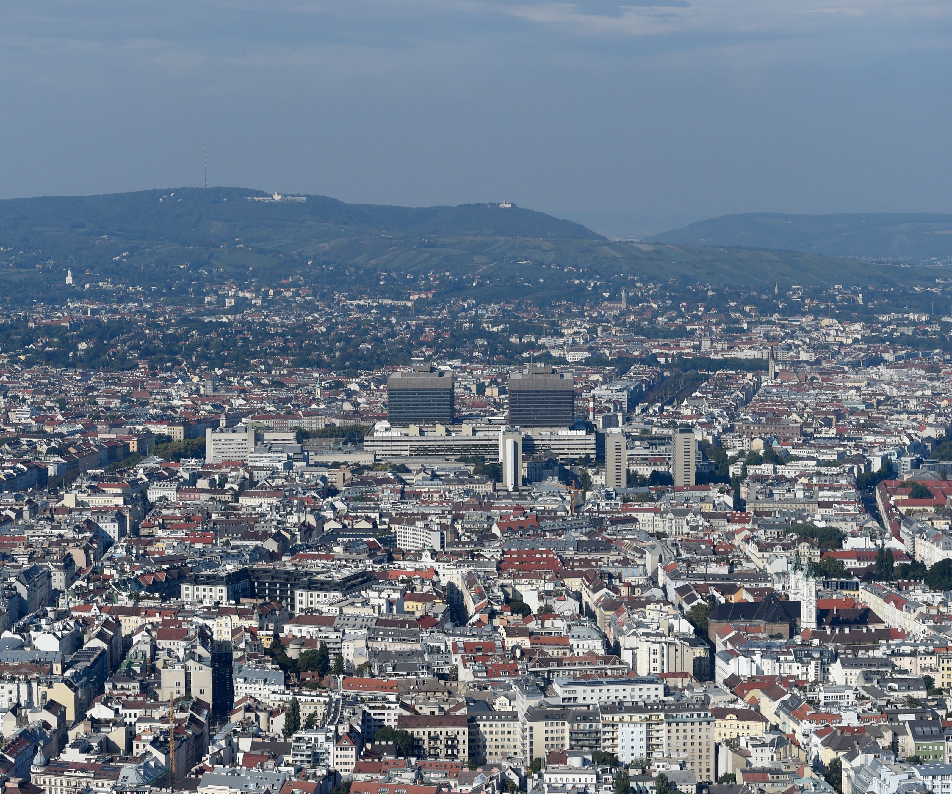 Zwei große Büroimmobilien in Wien werden verkauft.