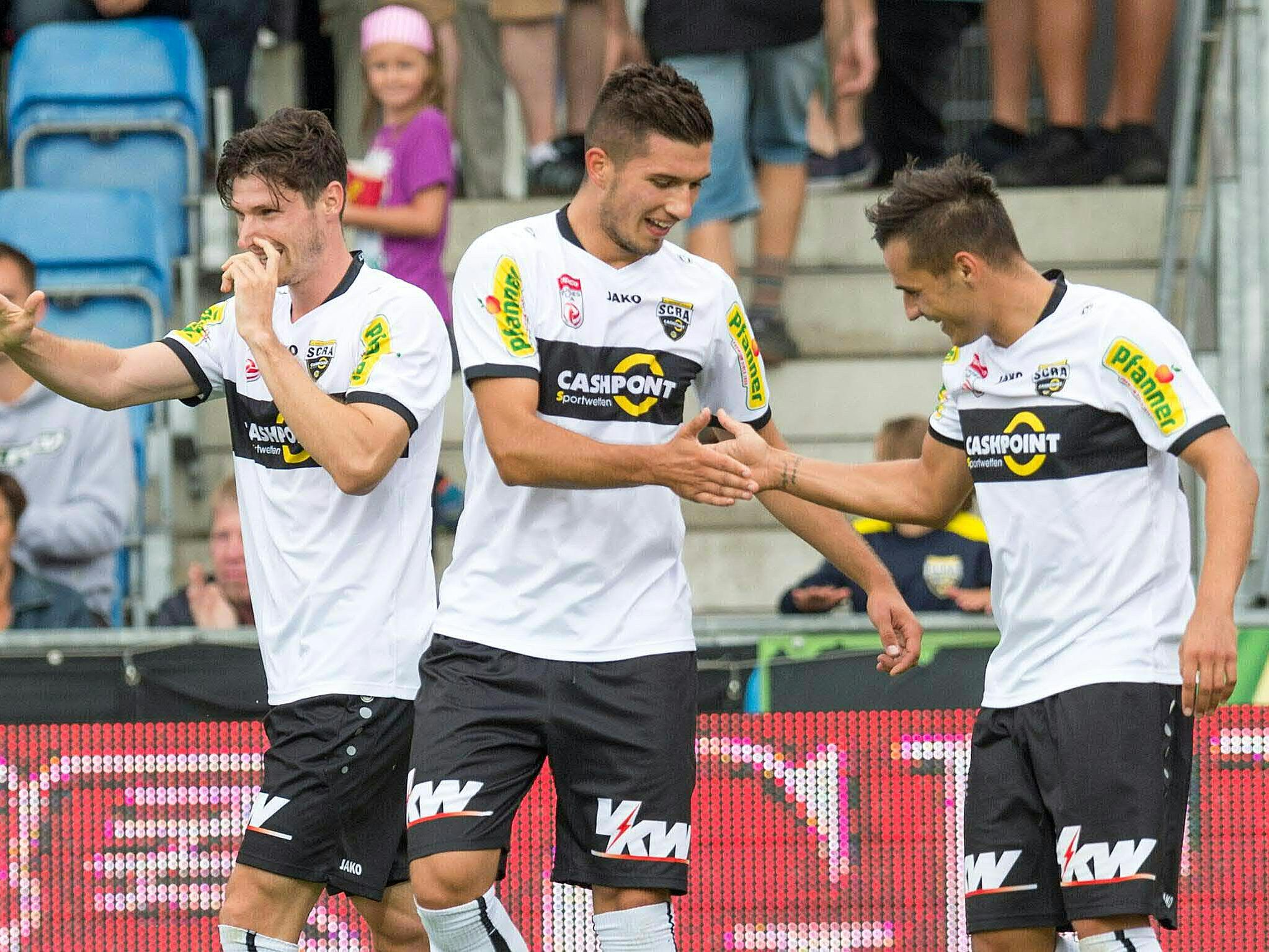 (v.l.) Adrian Grbic (m./Altach) und Kristijan Dobras (r./Altach) jubeln beim Spiel gegen Austria Wien