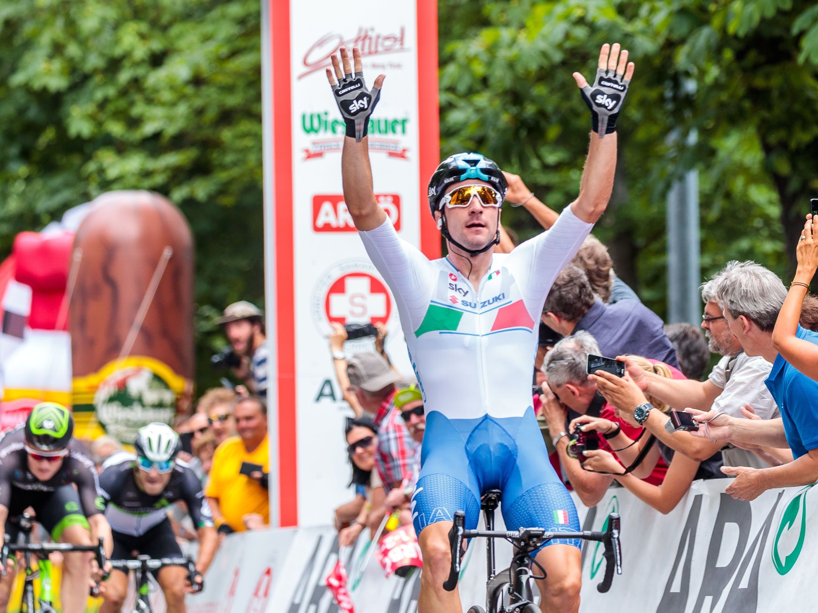 Elia Viviani jubelt über den Etappensieg in Wien. Elia Viviani jubelt über den Etappensieg in Wien.