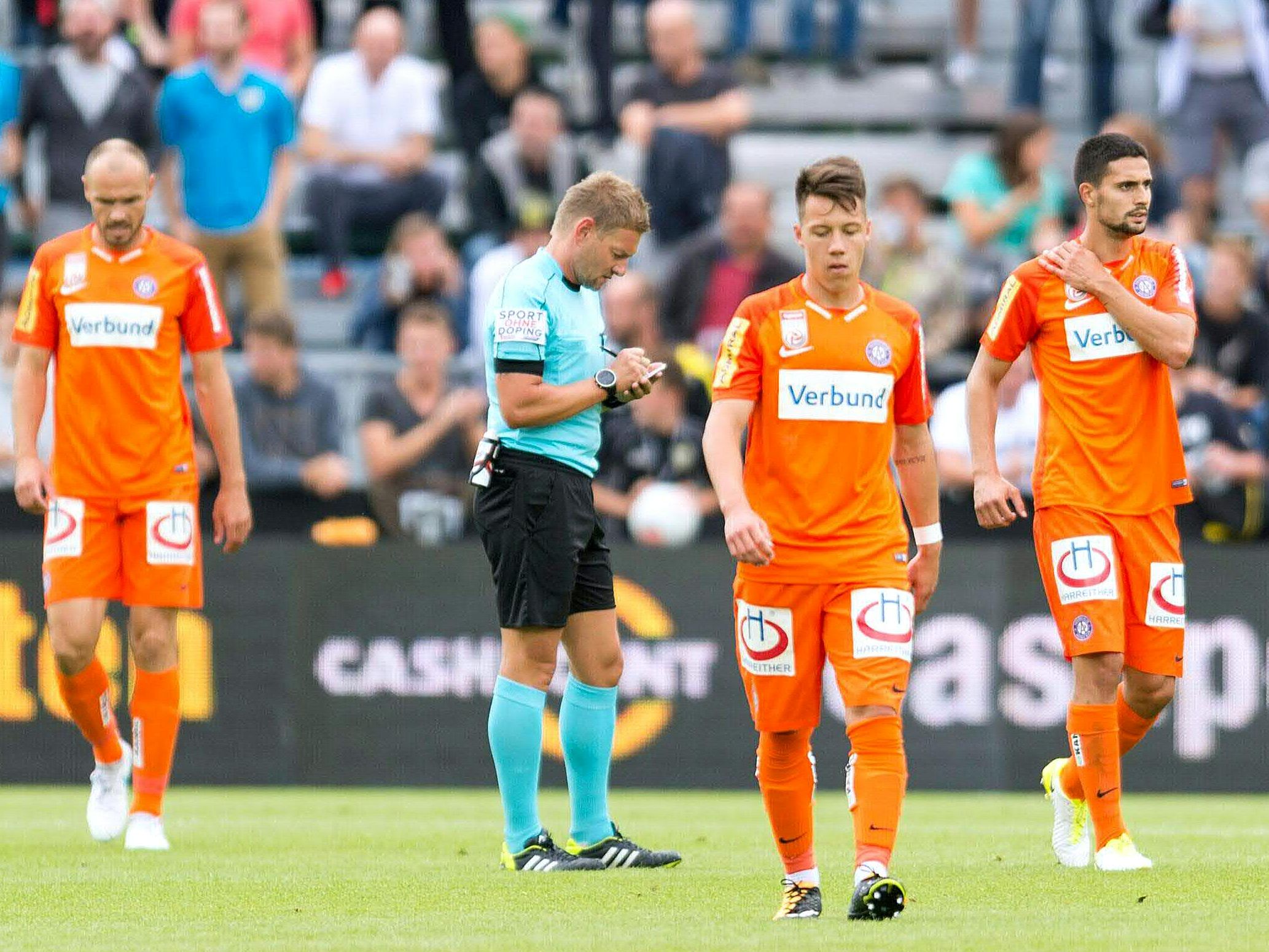 Unzufriedene Spieler der Wiener Austria nach dem Fehlstart gegen Altach. Unzufriedene Spieler der Wiener Austria nach dem Fehlstart gegen Altach.