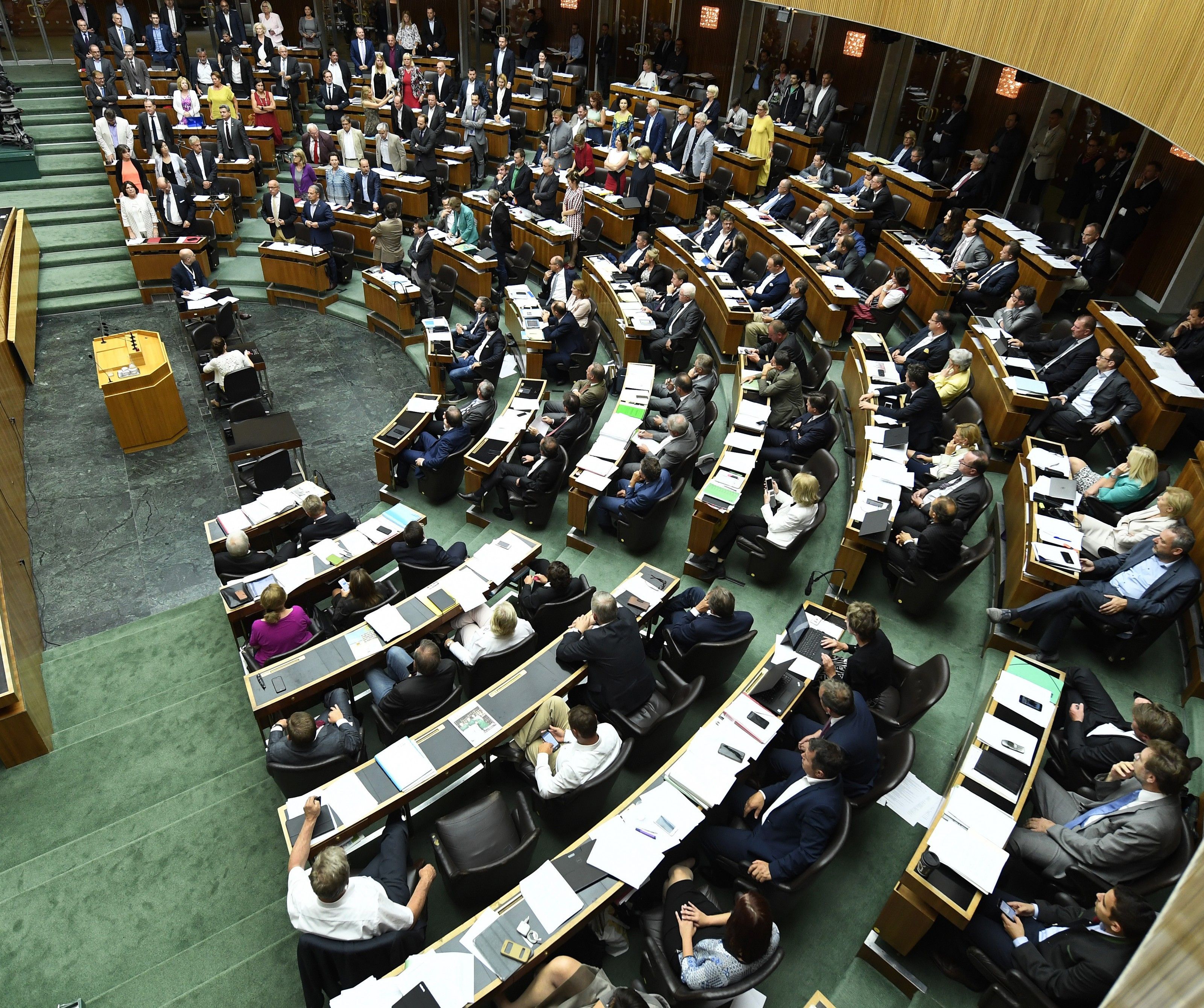 Der Nationalrat stellt einen Antrag, damit die Neuwahl auf Schiene kommt Der Nationalrat stellt einen Antrag, damit die Neuwahl auf Schiene kommt