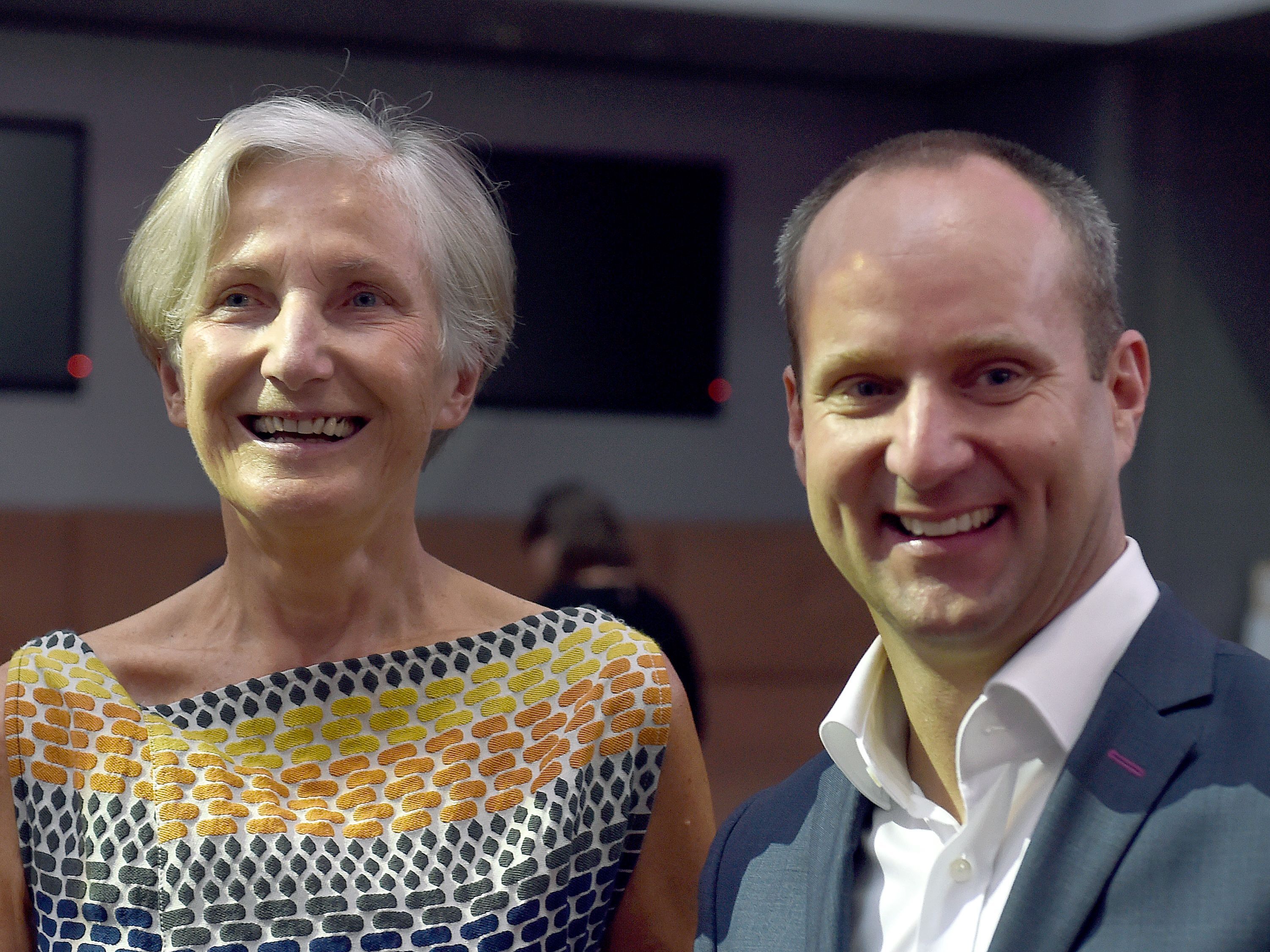 NEOS-Vorsitzender Matthias Strolz (r.) und Irmgard Griss haben Grund zur Freude NEOS-Vorsitzender Matthias Strolz (r.) und Irmgard Griss haben Grund zur Freude