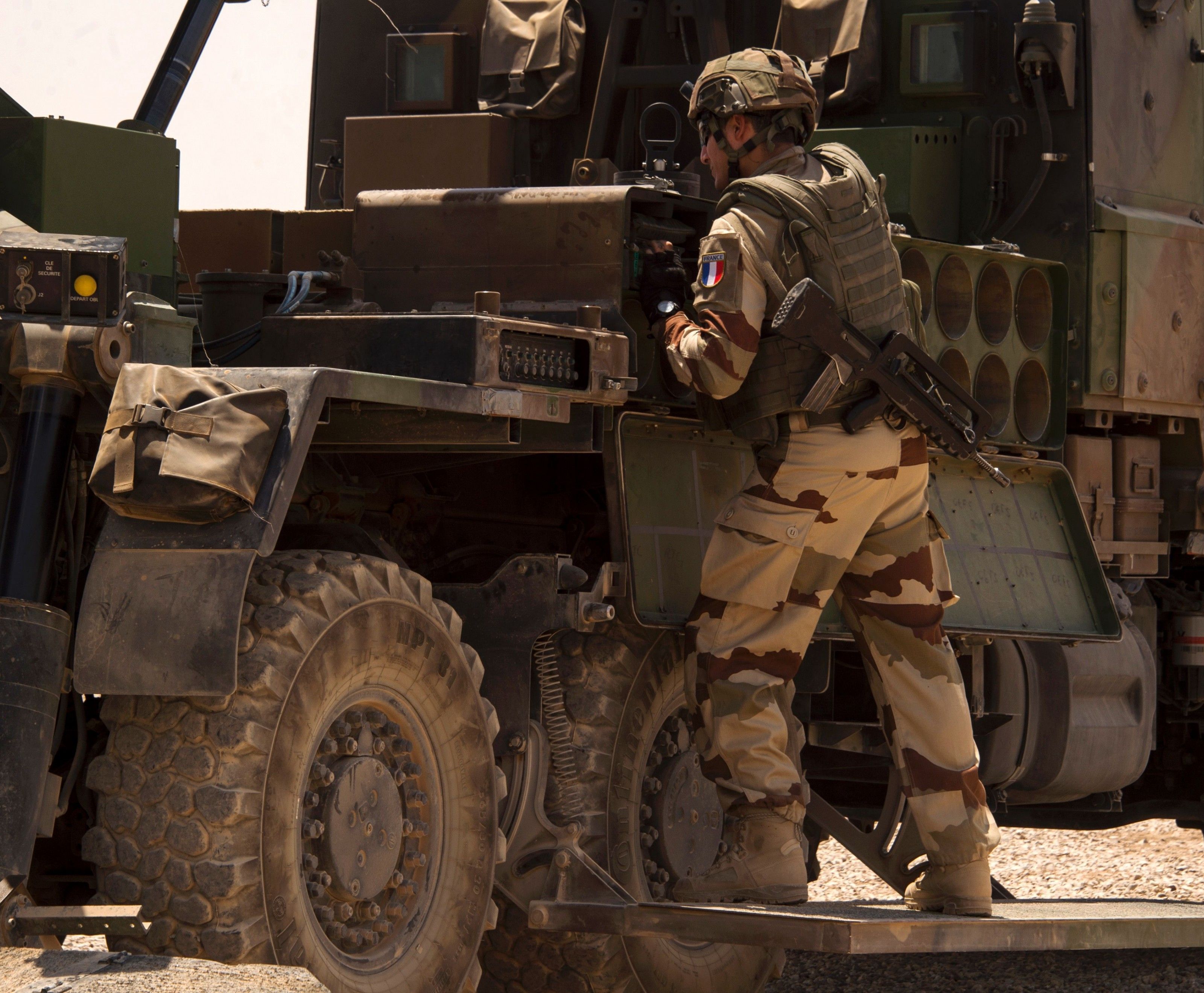 Irakische Soldaten griffen ein Mädchen in Mosul auf. Irakische Soldaten griffen ein Mädchen in Mosul auf.