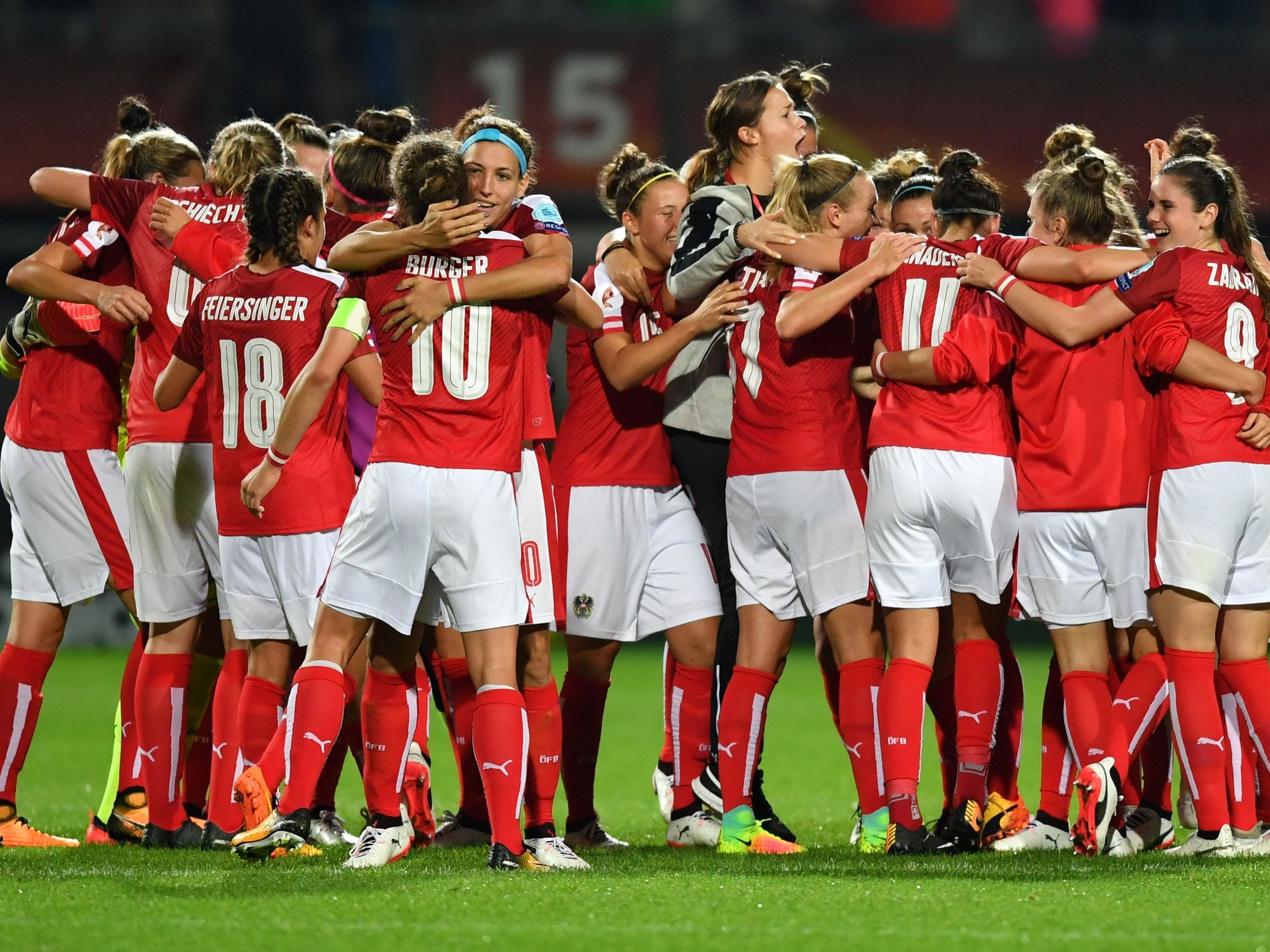 Grenzenloser Jubel bei den ÖFB-Frauen nach dem 3:0-Sieg gegen Island. Grenzenloser Jubel bei den ÖFB-Frauen nach dem 3:0-Sieg gegen Island.