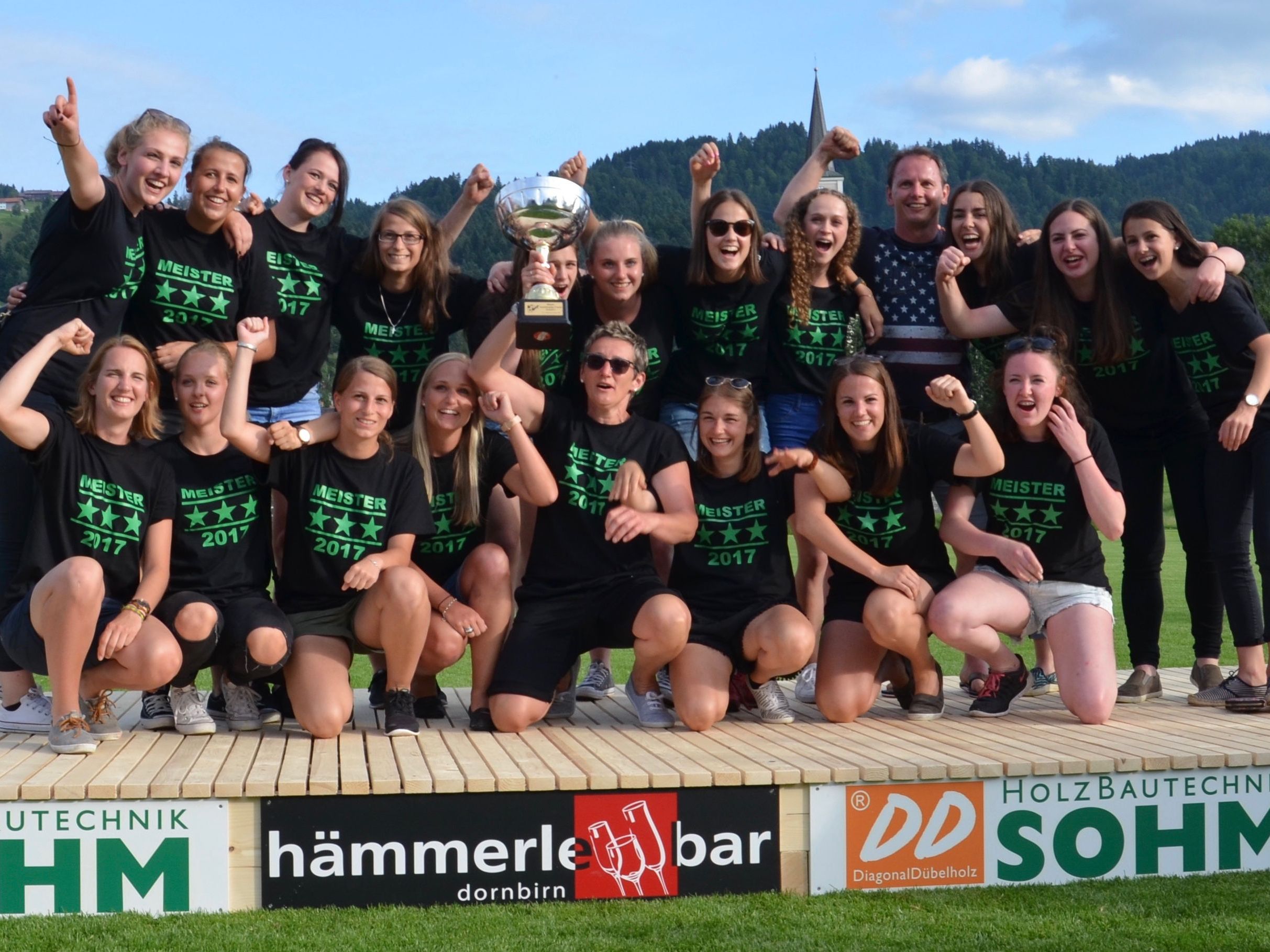 Das Damenteam vom FC Alberschwende holte zum dritten Mal in Folge den Meistertitel in der Vorarlbergliga. Das Damenteam vom FC Alberschwende holte zum dritten Mal in Folge den Meistertitel in der Vorarlbergliga.