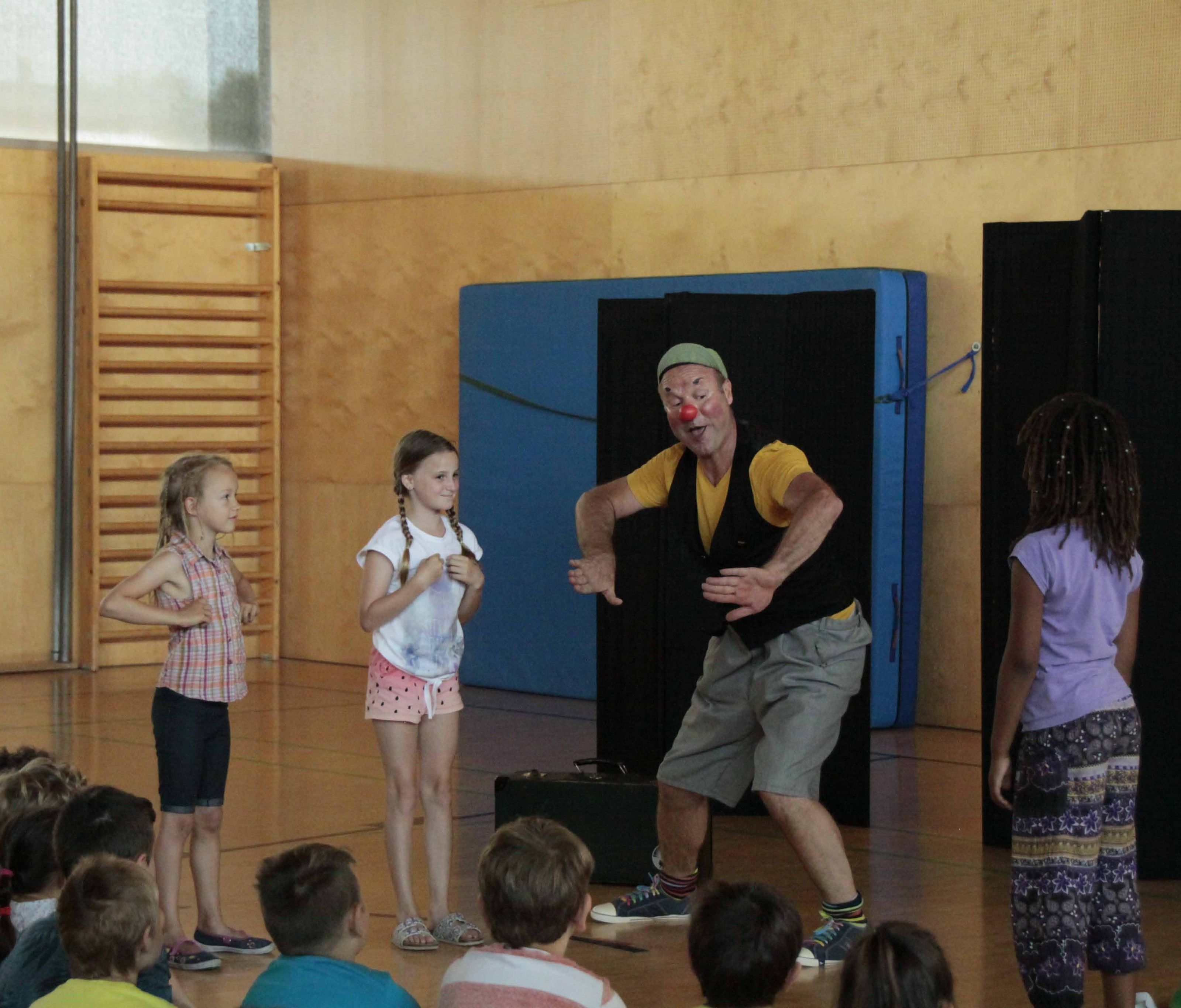 Jede Menge Spaß hatten die Kinder mit Pantomime Clown Schlotterhos Jede Menge Spaß hatten die Kinder mit Pantomime Clown Schlotterhos