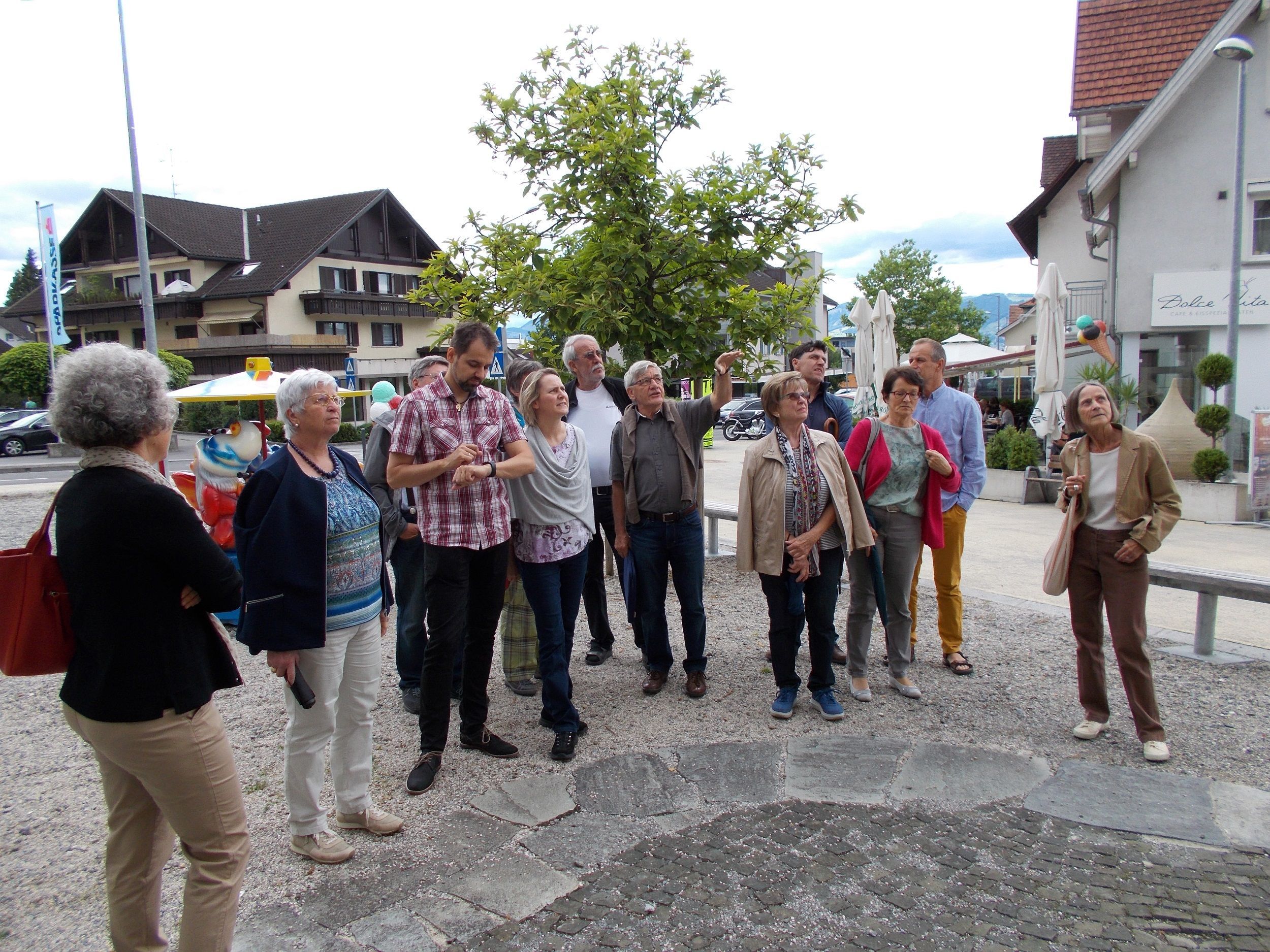 Edmund Banzer führt die Besucher durch den historischen Ortskern von Hohenems Edmund Banzer führt die Besucher durch den historischen Ortskern von Hohenems