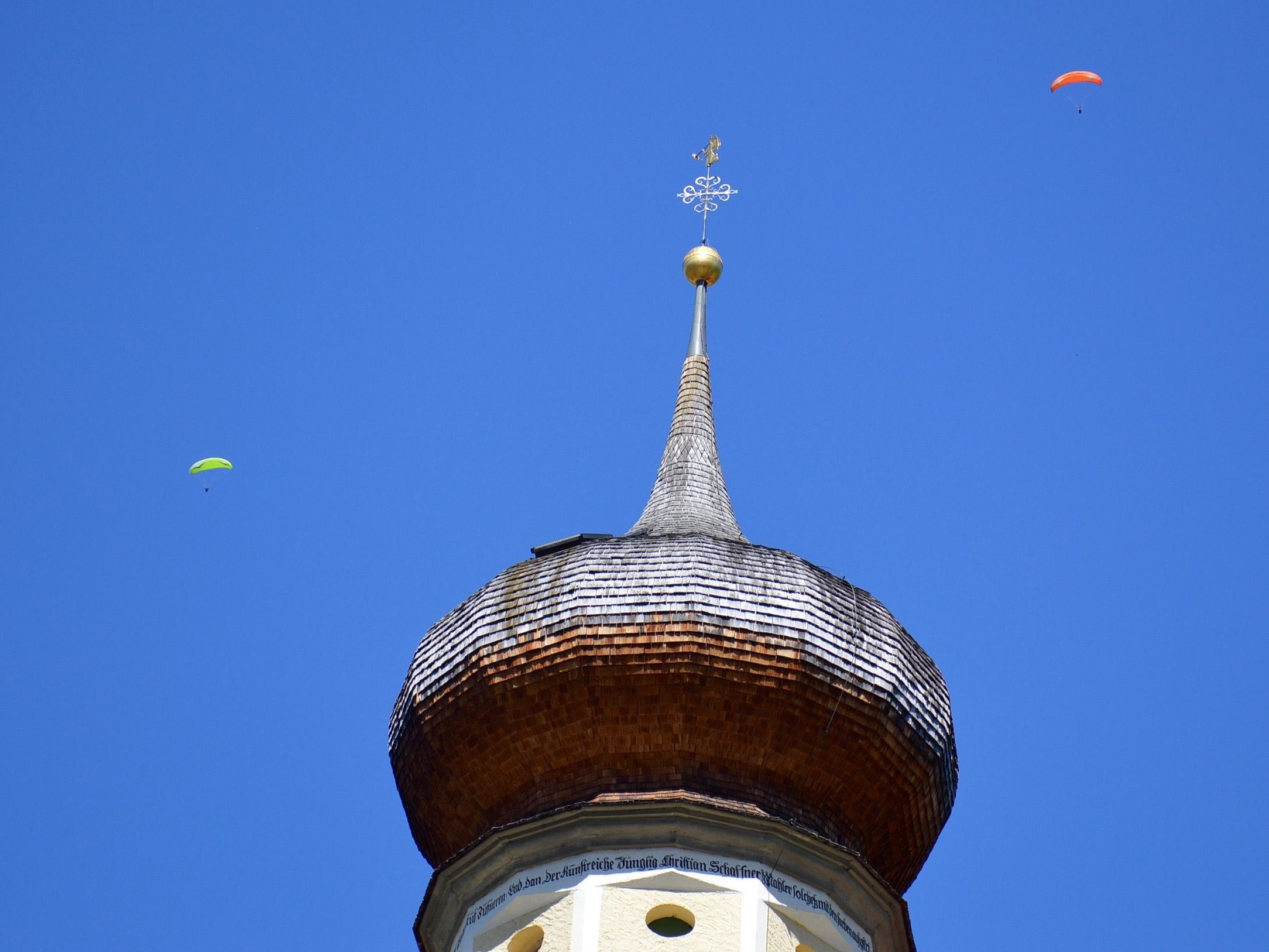 Teilansicht des Schrunser Kirchturmes Teilansicht des Schrunser Kirchturmes