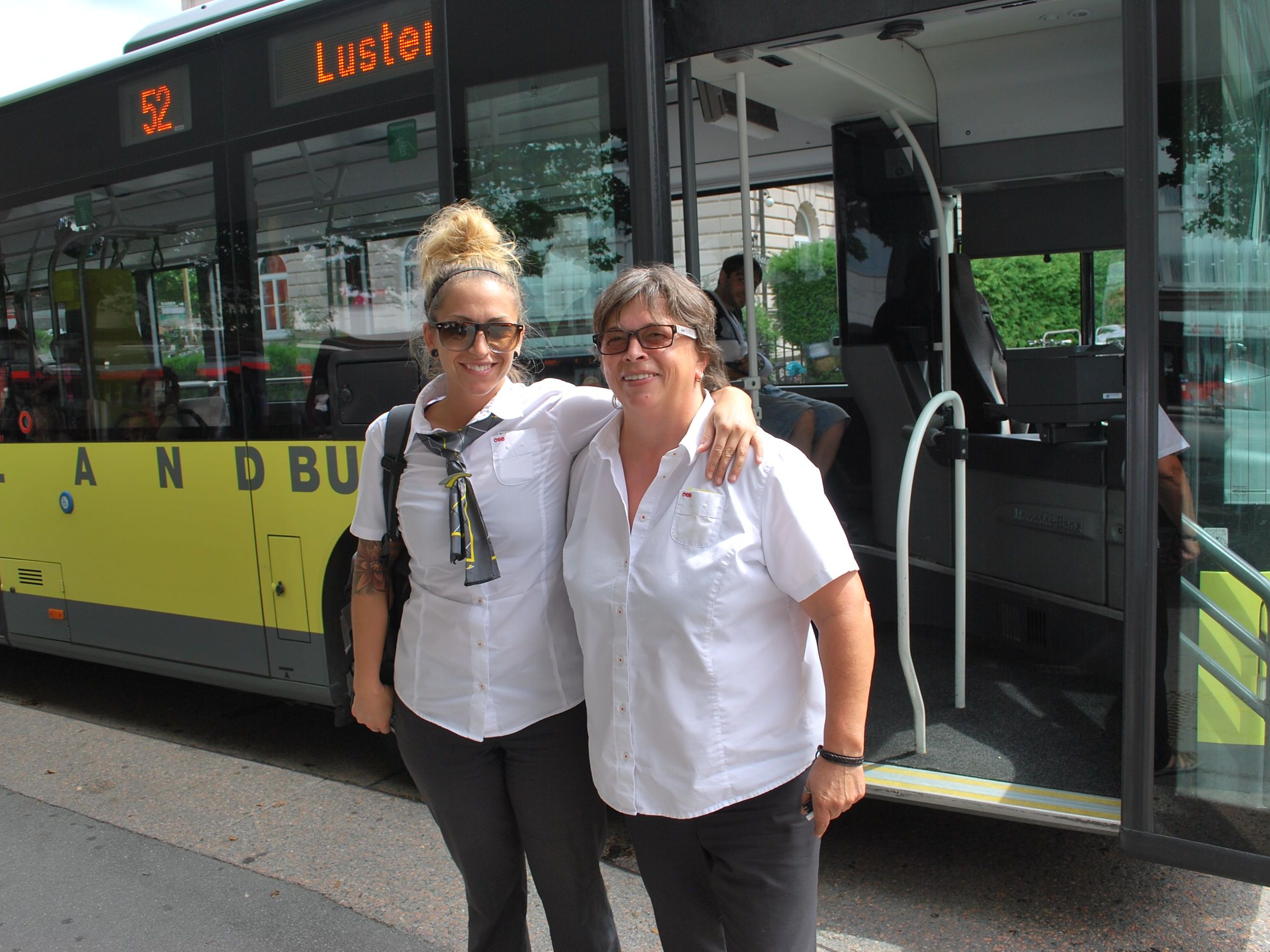 Auch die beiden freundlichen Fahrerinnen begrüßen die Ausweitung des Nachtbusbetriebs.