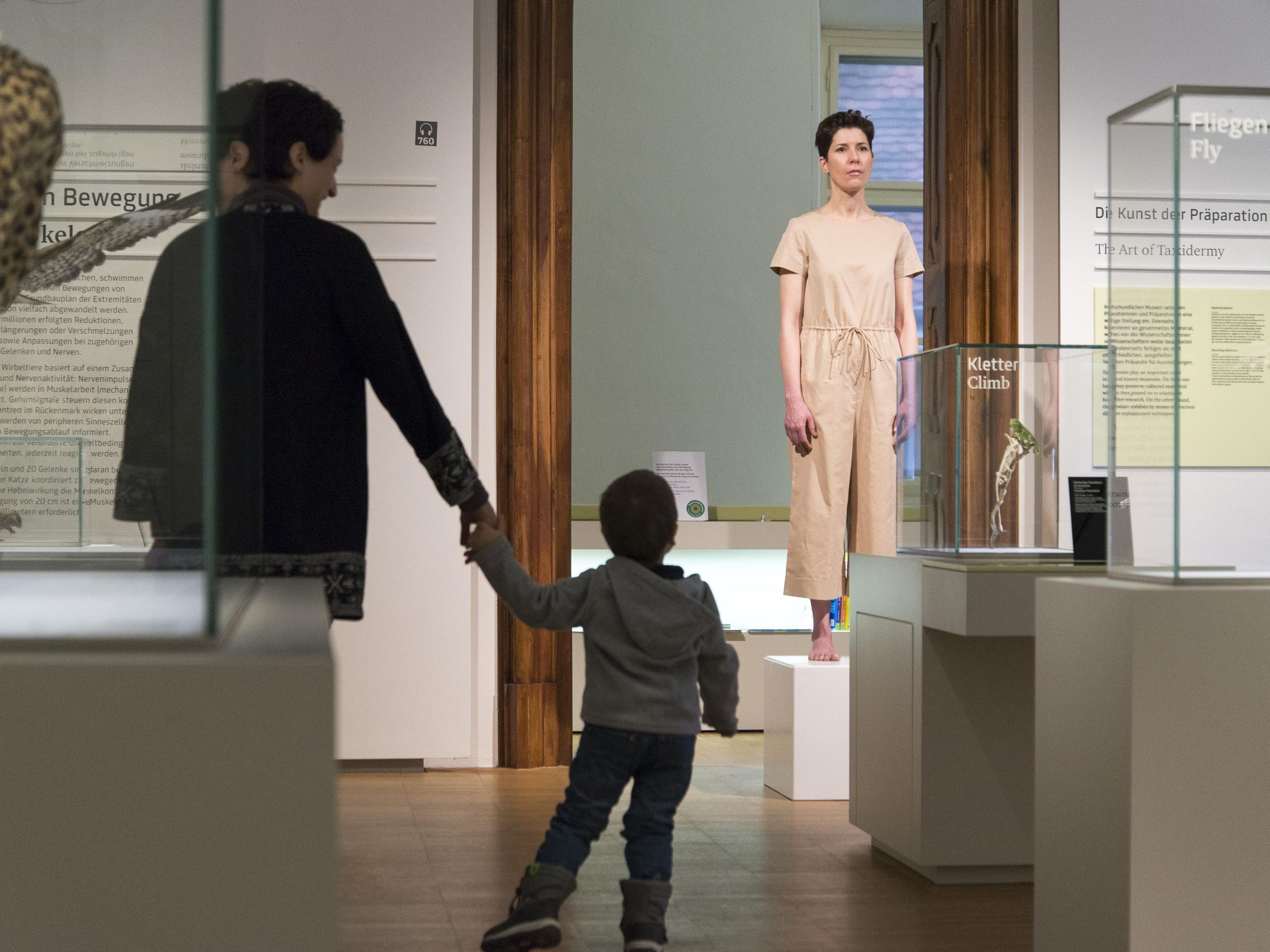 Performancekünstlerin Eva Mendes wird im Naturhistorischen Museum selbst zum Exponat